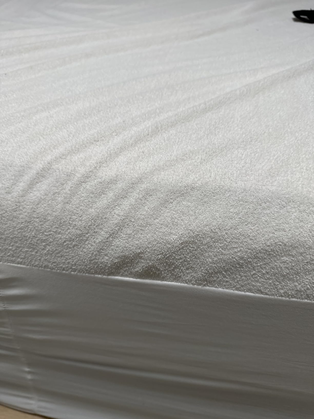 Queen Size Mattress Protector Waterproof, Premium 200 GSM Terry Mattress Cover, Soft & Breathable Bed Cover, Fitted Sheet Style Stretchable Deep Pockets 17