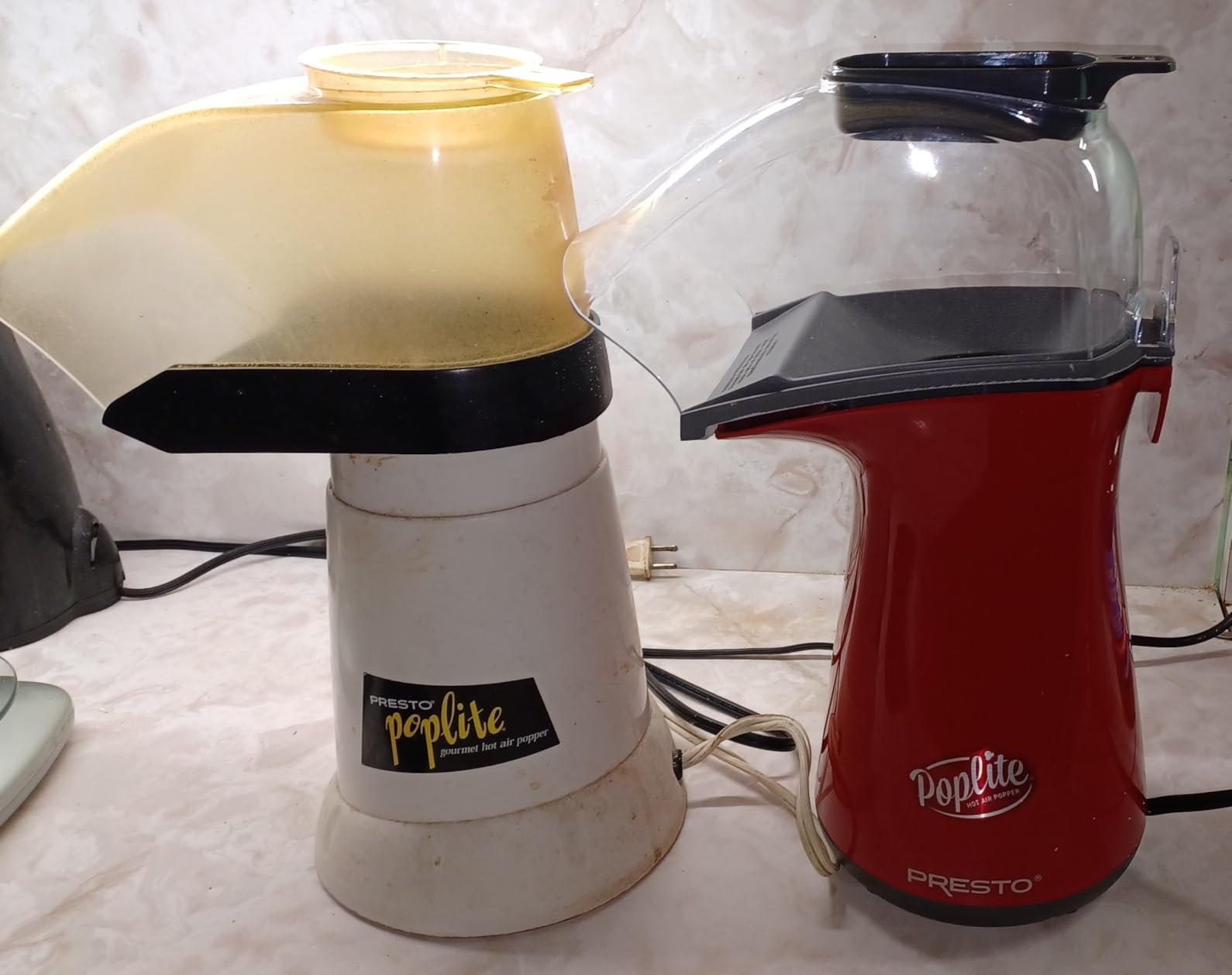 Presto 04863 Poplite Hot Air Popcorn Popper - Built-In Measuring Cup + Melts Butter, Easy to Clean, Built-In Cord Wrap, 18 Cups, Red customer photo 1