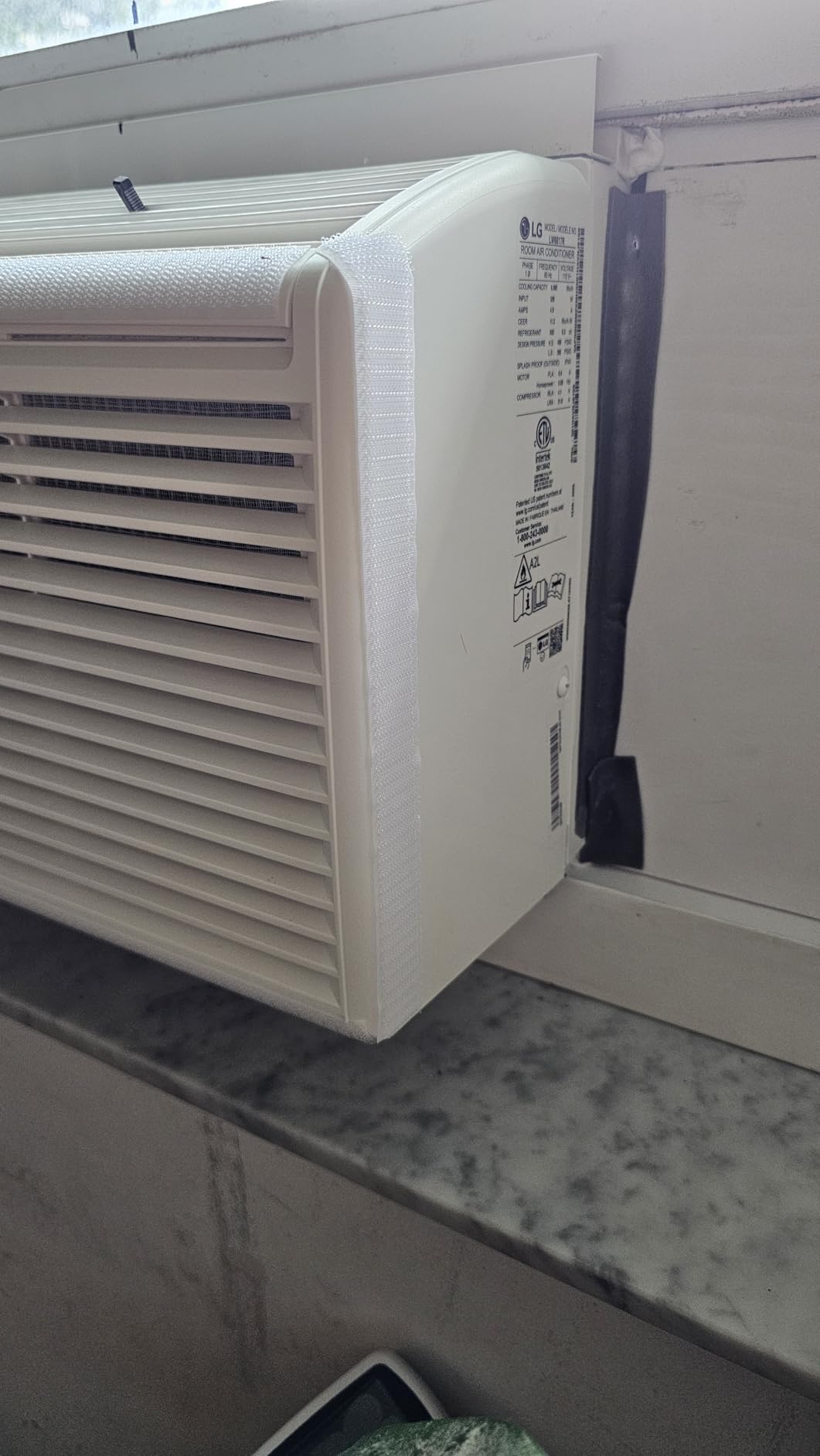 LG 6,000 BTU Window Air Conditioner, 115V, Cools 250 Sq.Ft. for Bedroom, Den, Living Room, Quiet Operation, with Remote, 2 Cooling & Fan Speeds, 2-Way Air Deflection, Auto Restart, White customer photo 2