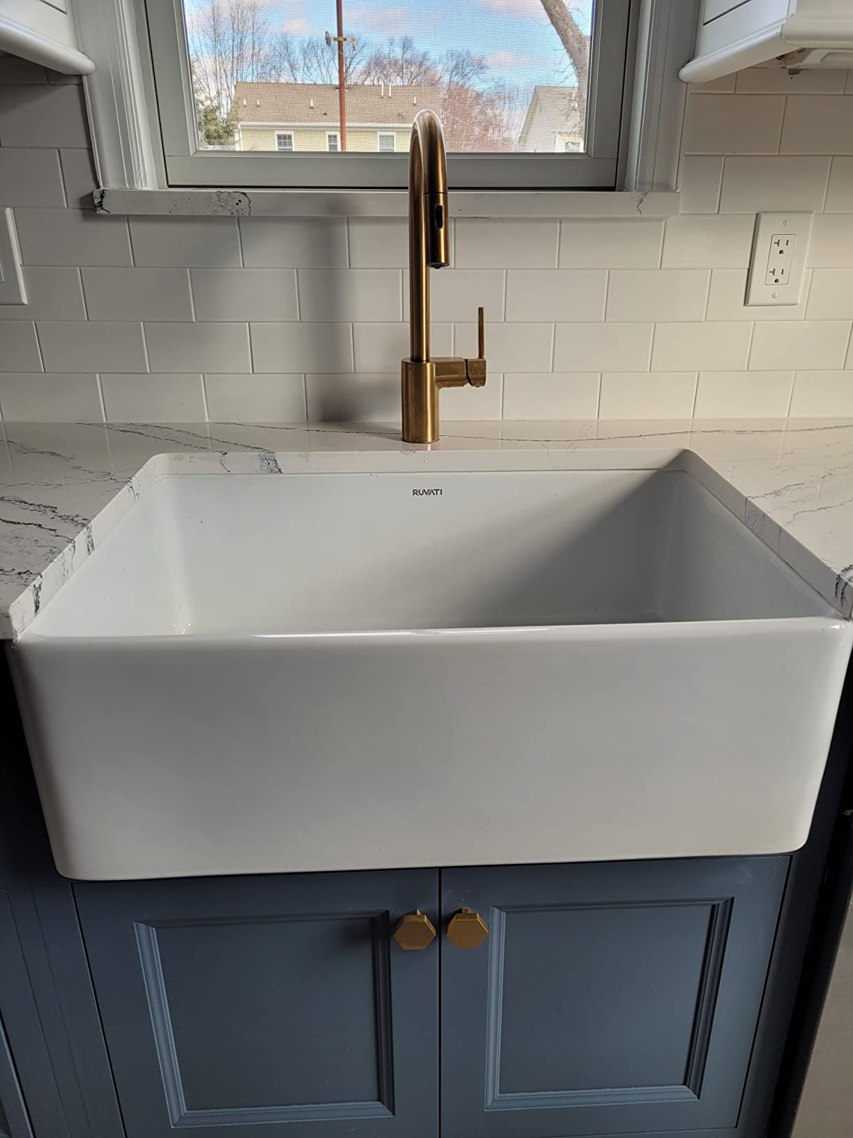 Ruvati 30 x 20 inch Fireclay Reversible Farmhouse Apron-Front Kitchen Sink Single Bowl - White - RVL2100WH customer photo 1