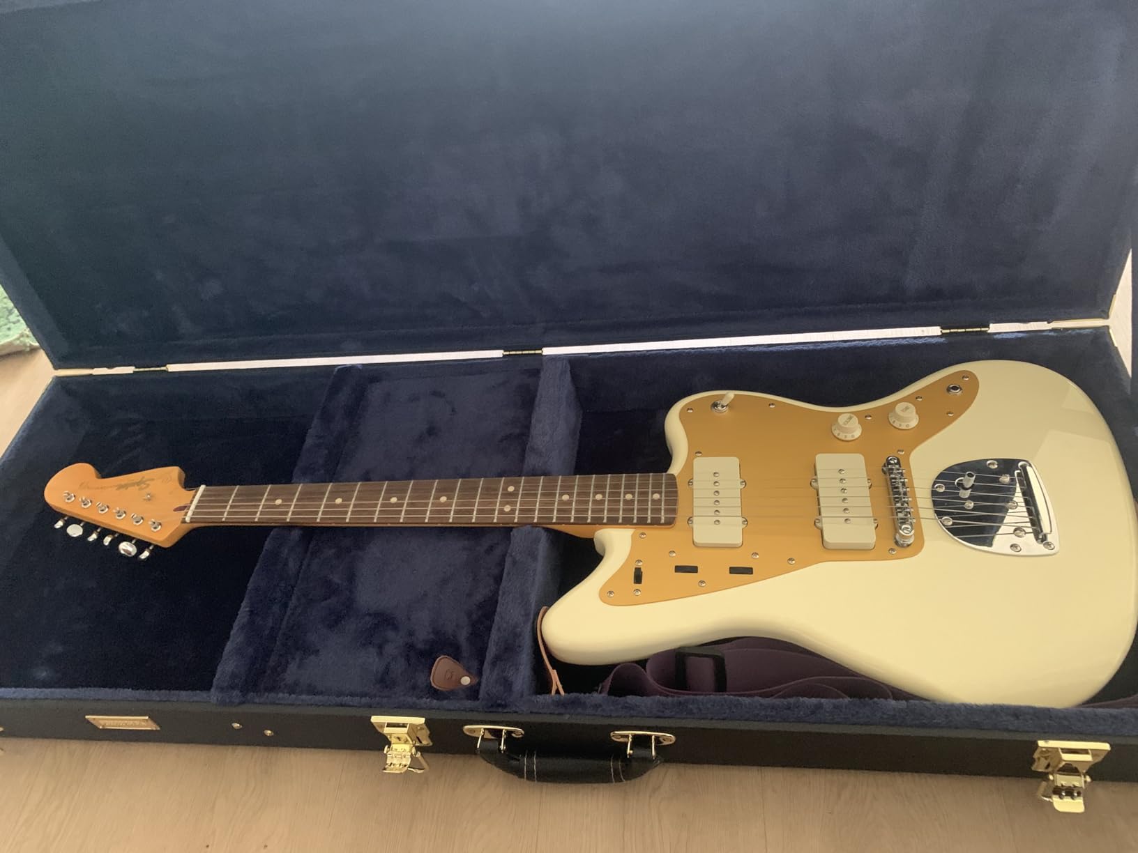 Squier J Mascis Jazzmaster Electric Guitar - Vintage White customer photo 1