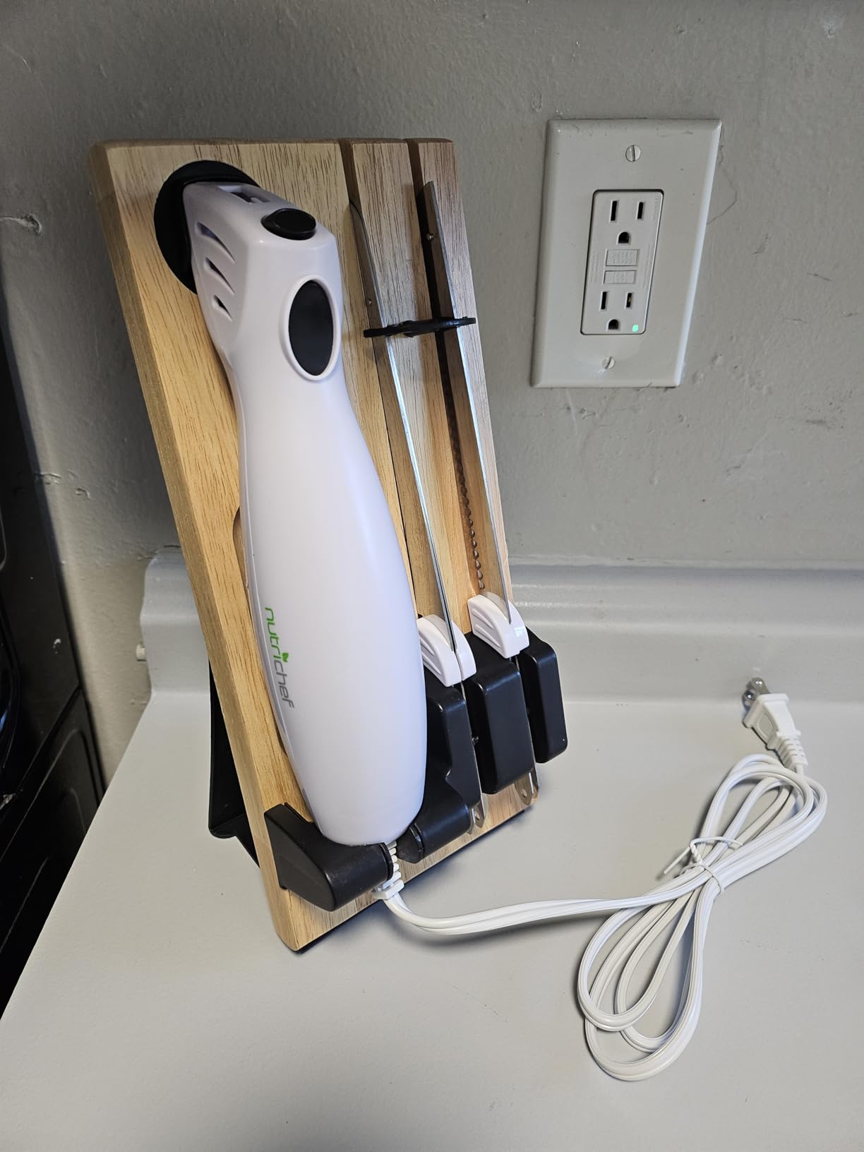 NutriChef Electric Carving Turkey Slicer Kitchen Knife | Portable Electrical Food Cutter Knife Set with Carve Blades & Wood Stand | Cuts Meat, Bread, Cheese & Fruit | White customer photo 2