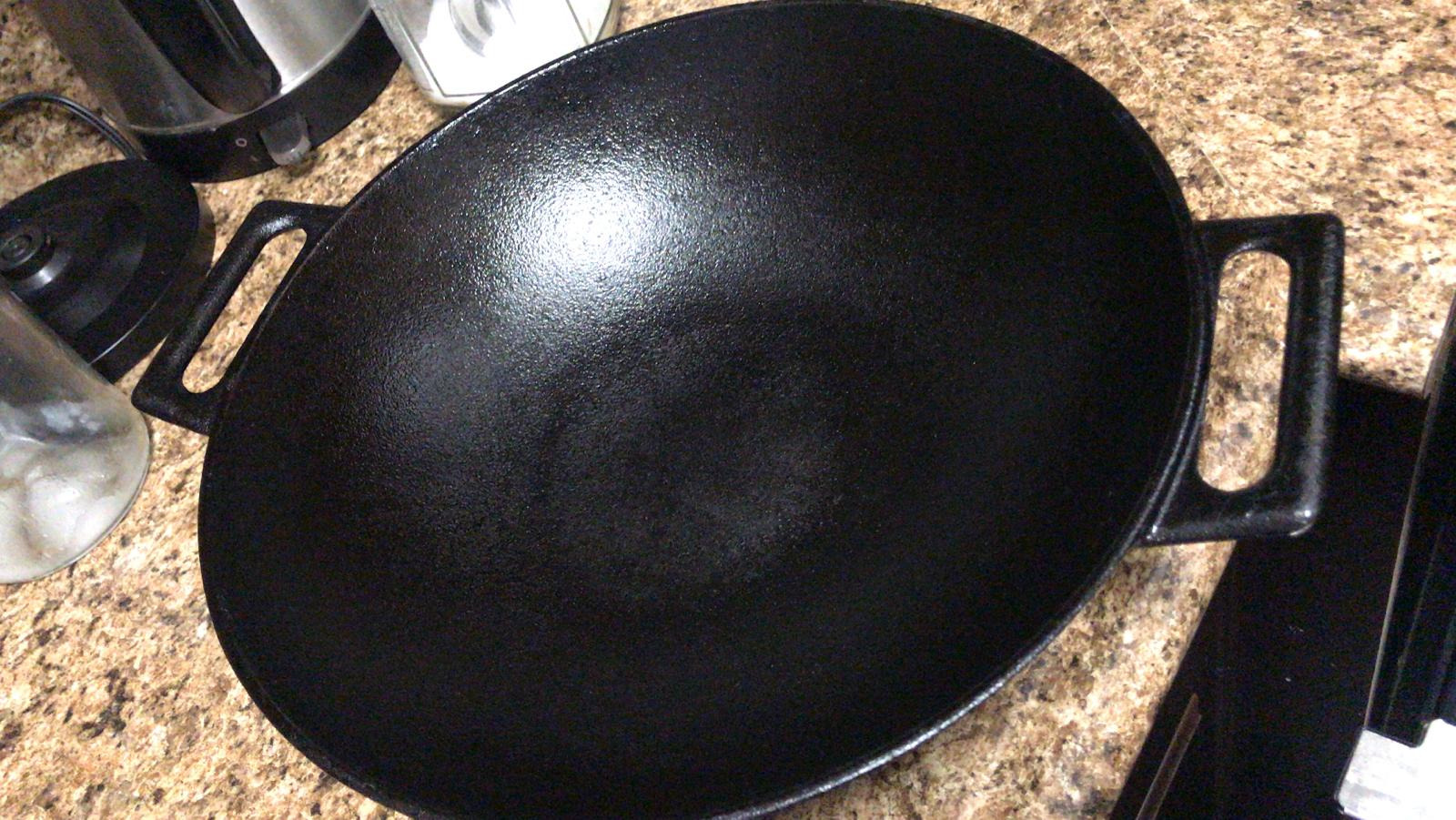 Jim Beam 12'' Pre Seasoned Heavy Duty Construction Cast Iron Grilling Wok, Griddle and Stir Fry Pan customer photo 2