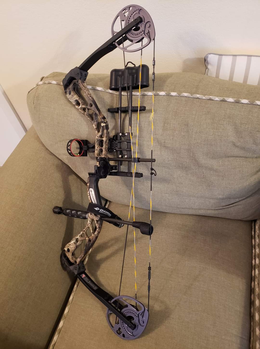 Diamond Archery Edge 320 Compound Bow, 70lbs, Fully Adjustable, Versatile and Accurate customer photo 2