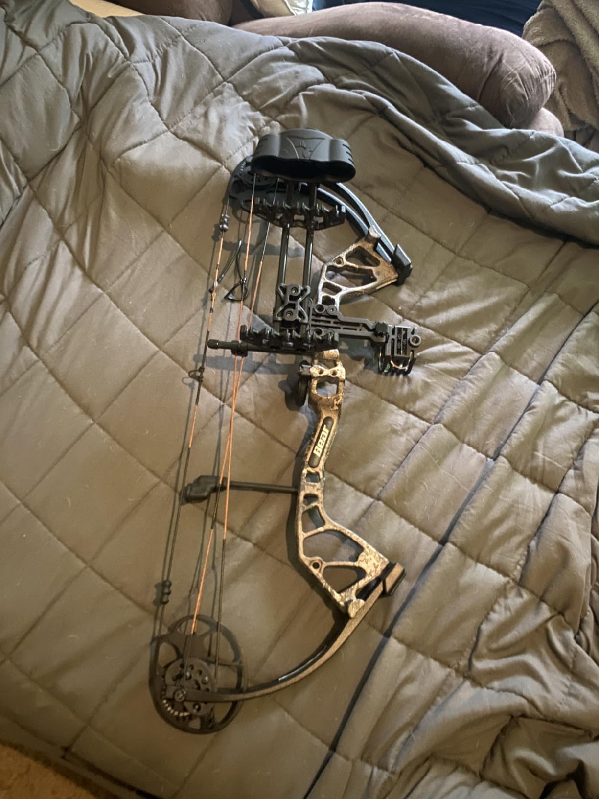 Bear Archery Royale Ready to Hunt Compound Bow Archery Set with Accessories for Adults and Youths, 12-27