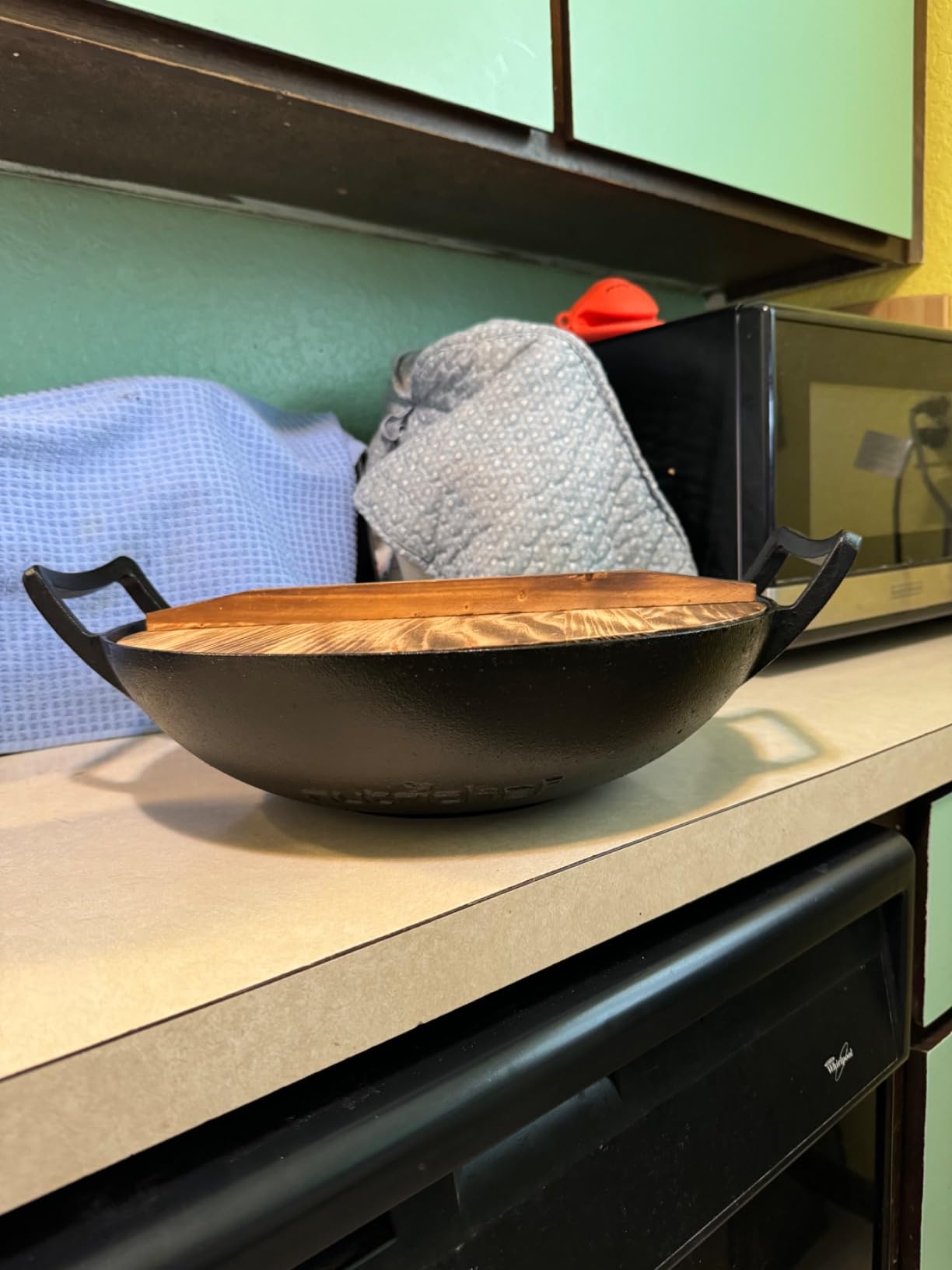 NutriChef Cast Iron Wok with Wooden Lid - Pre-Seasoned Chinese Wok for Stir-Fry, Compatible with Multiple Cooktops Including Induction, Large 5.8 Qt Capacity, 14