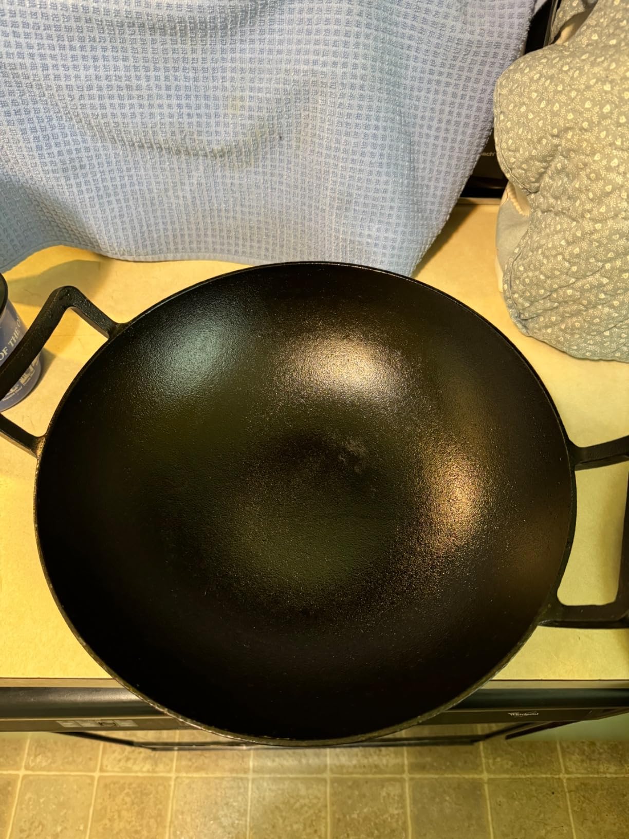 NutriChef Cast Iron Wok with Wooden Lid - Pre-Seasoned Chinese Wok for Stir-Fry, Compatible with Multiple Cooktops Including Induction, Large 5.8 Qt Capacity, 14