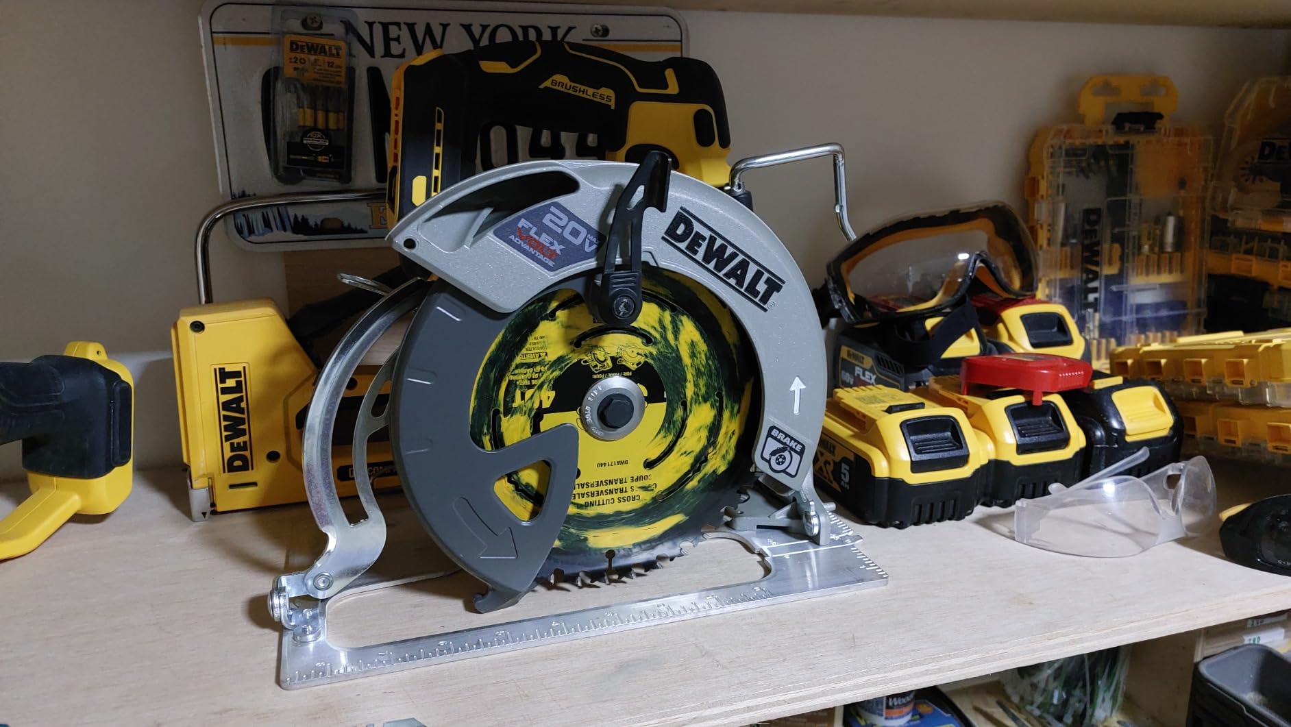 DEWALT FLEXVOLT ADVANTAGE 20V MAX* Circular Saw, 7-1/4-Inch, Cordless, Tool Only (DCS573B) customer photo 1