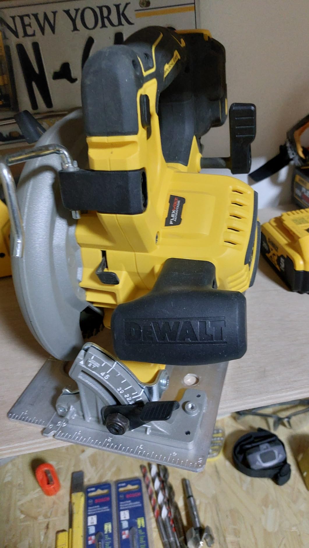 DEWALT FLEXVOLT ADVANTAGE 20V MAX* Circular Saw, 7-1/4-Inch, Cordless, Tool Only (DCS573B) customer photo 2