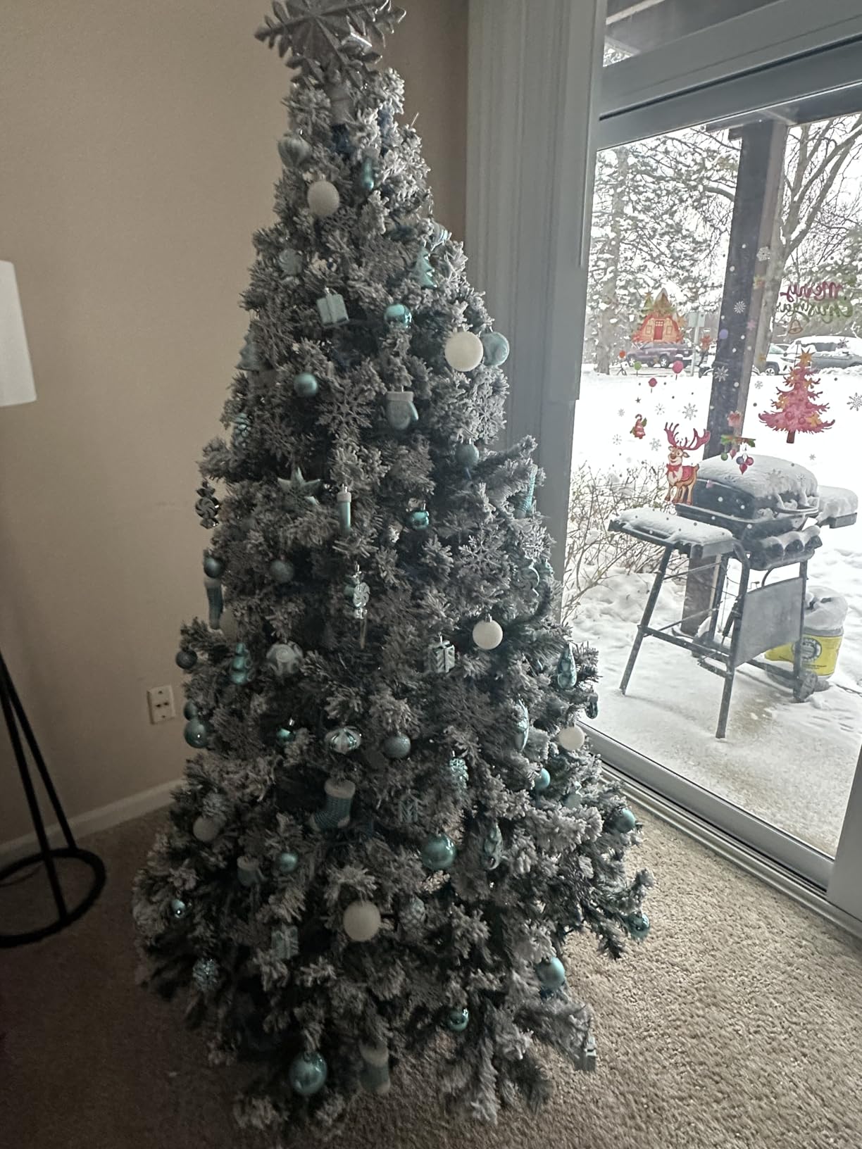 Yaheetech 6ft Snow Flocked Pre-lit Christmas Tree with 250 Warm White Lights, 820 Lush Branch Tips & Quick-Assembly Hinged Design, Full Artificial Xmas Tree for Winter Holiday Decor, Green & White customer photo 1