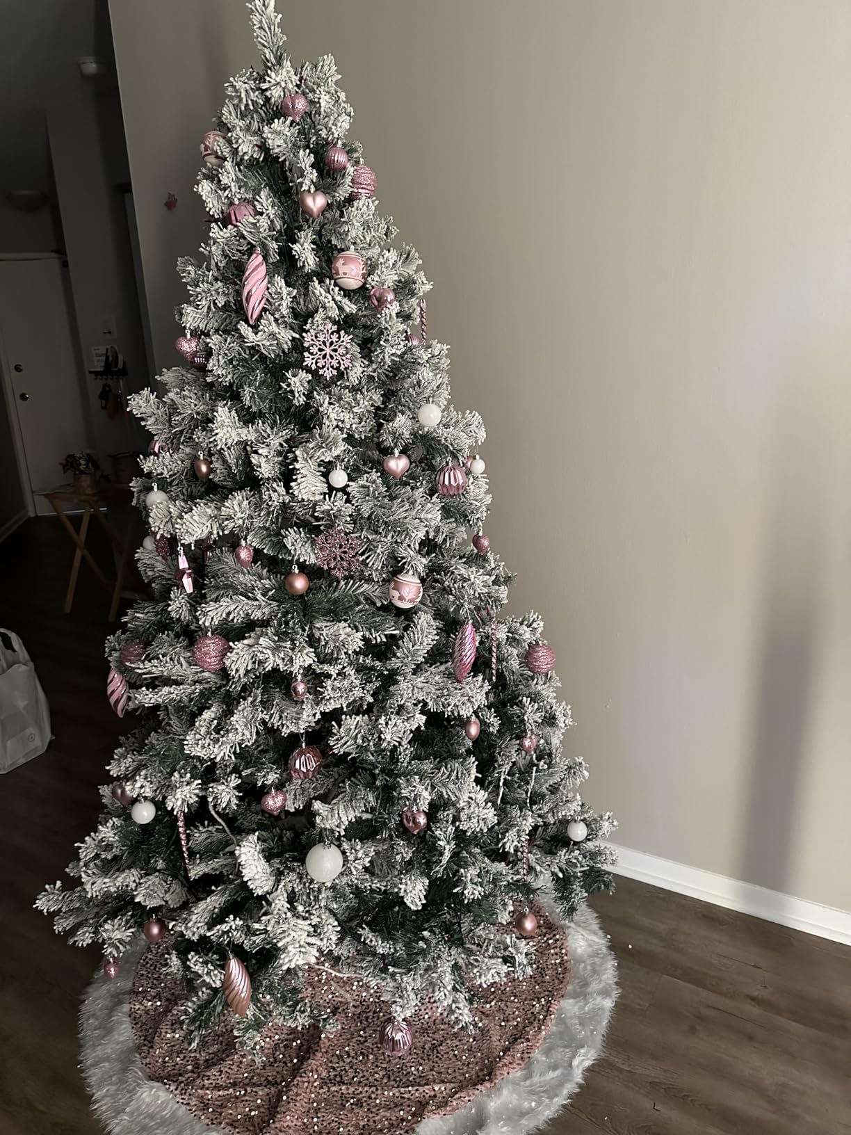 Yaheetech 6ft Snow Flocked Pre-lit Christmas Tree with 250 Warm White Lights, 820 Lush Branch Tips & Quick-Assembly Hinged Design, Full Artificial Xmas Tree for Winter Holiday Decor, Green & White customer photo 2