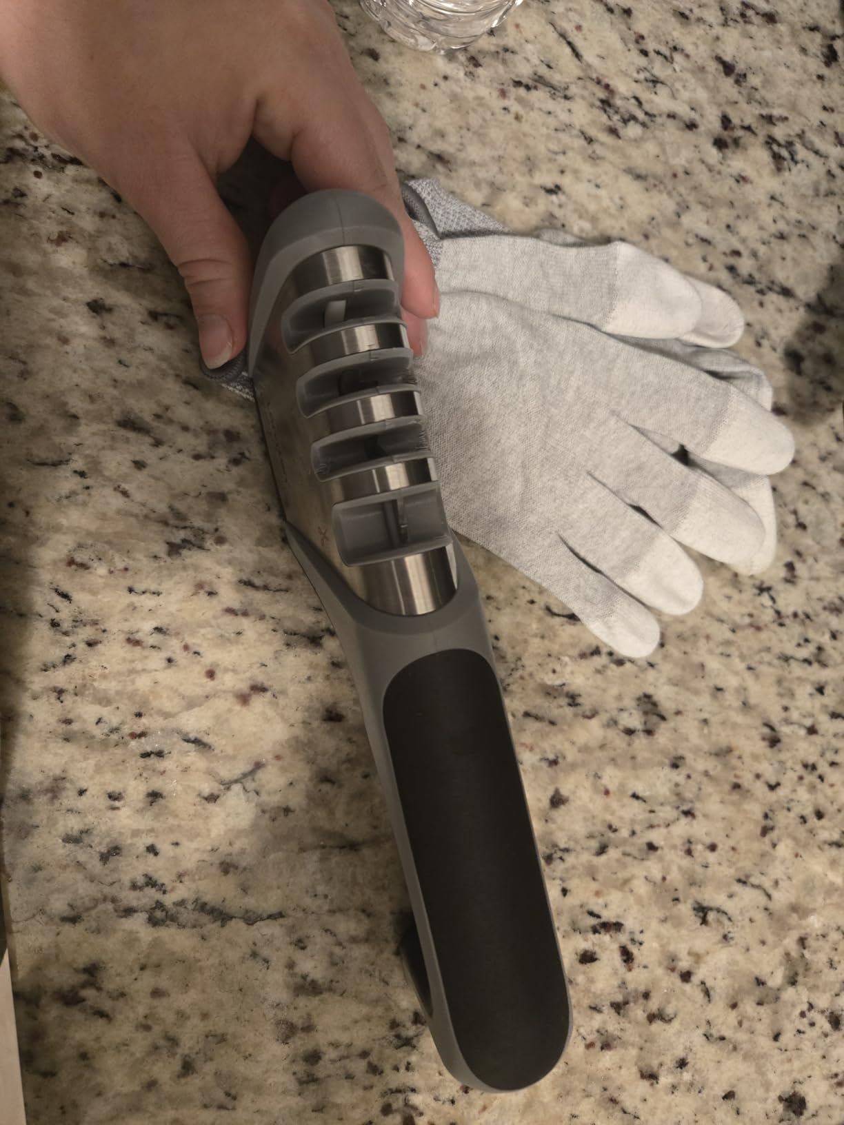 Longzon 5-in-1 Knife Sharpener 4 Stage with Cut-Resistant Glove, Quickly Sharpens & Restores Dull Blades, Easy & Safe for Home Kitchen Use, Fits Most Knives and Scissors, Black+Red customer photo 2