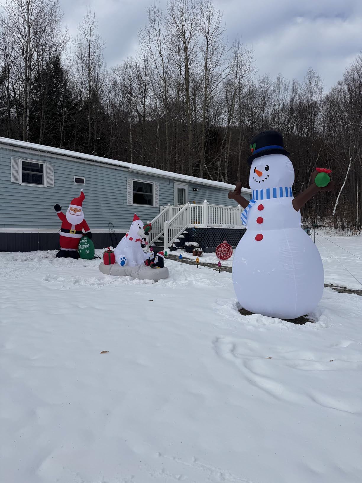 Joiedomi 6 FT Long Christmas Inflatable Polar Bear and Penguin with Campfire Decoration, Blow Up Yard Decoration Christmas Inflatable with Build-in LEDs Blow Up for Xmas Party, Lawn, Winter Decor customer photo 1