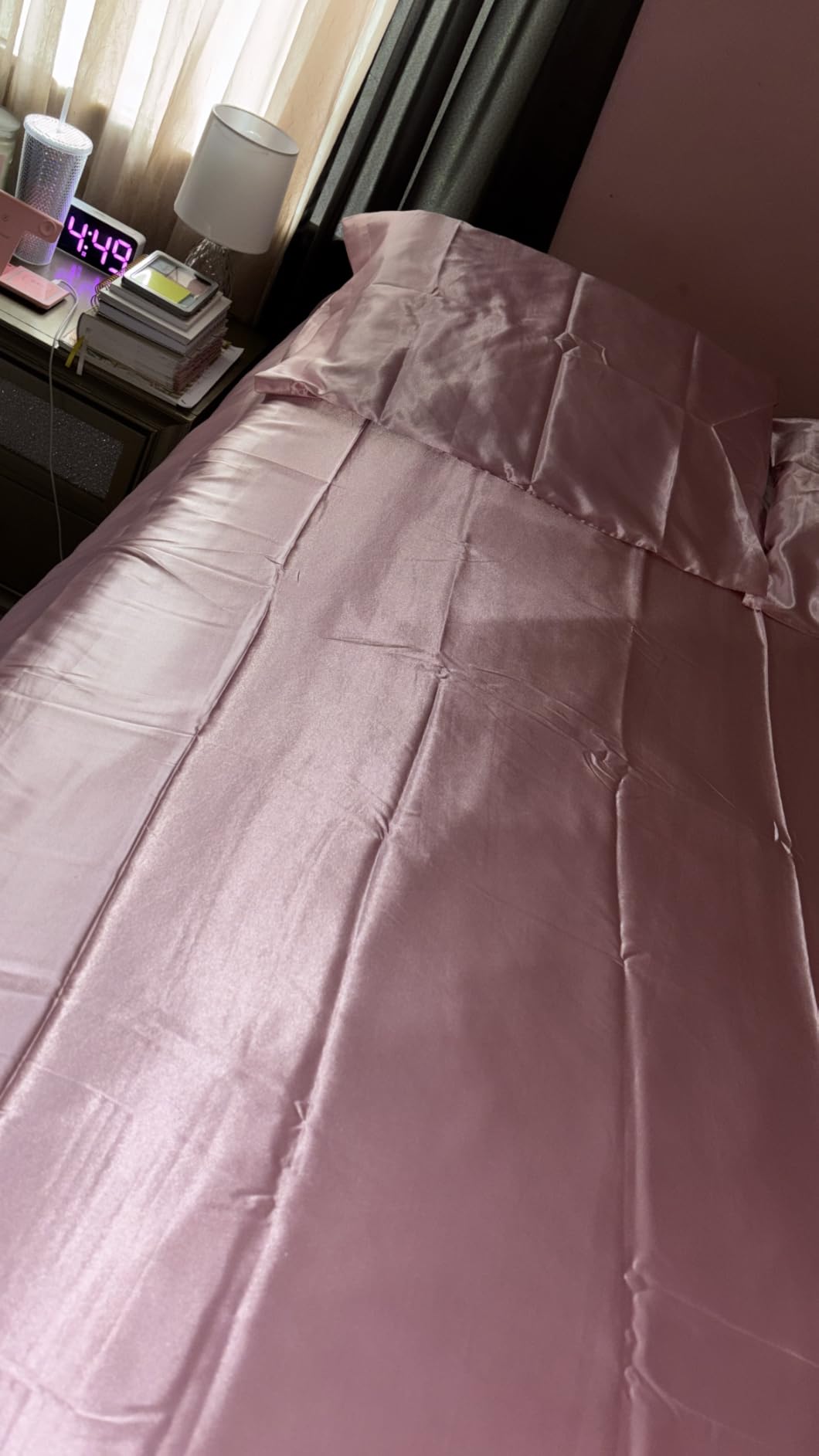 Love's cabin Satin Queen Sheets Set - 4 Piece Pink Silky Bed Sheets Set with Deep Pocket, Luxury Silk Feel Satin Queen Size Sheet Set (1 Flat Sheet, 1 Fitted Sheet, 2 Pillow Cases) customer photo 2
