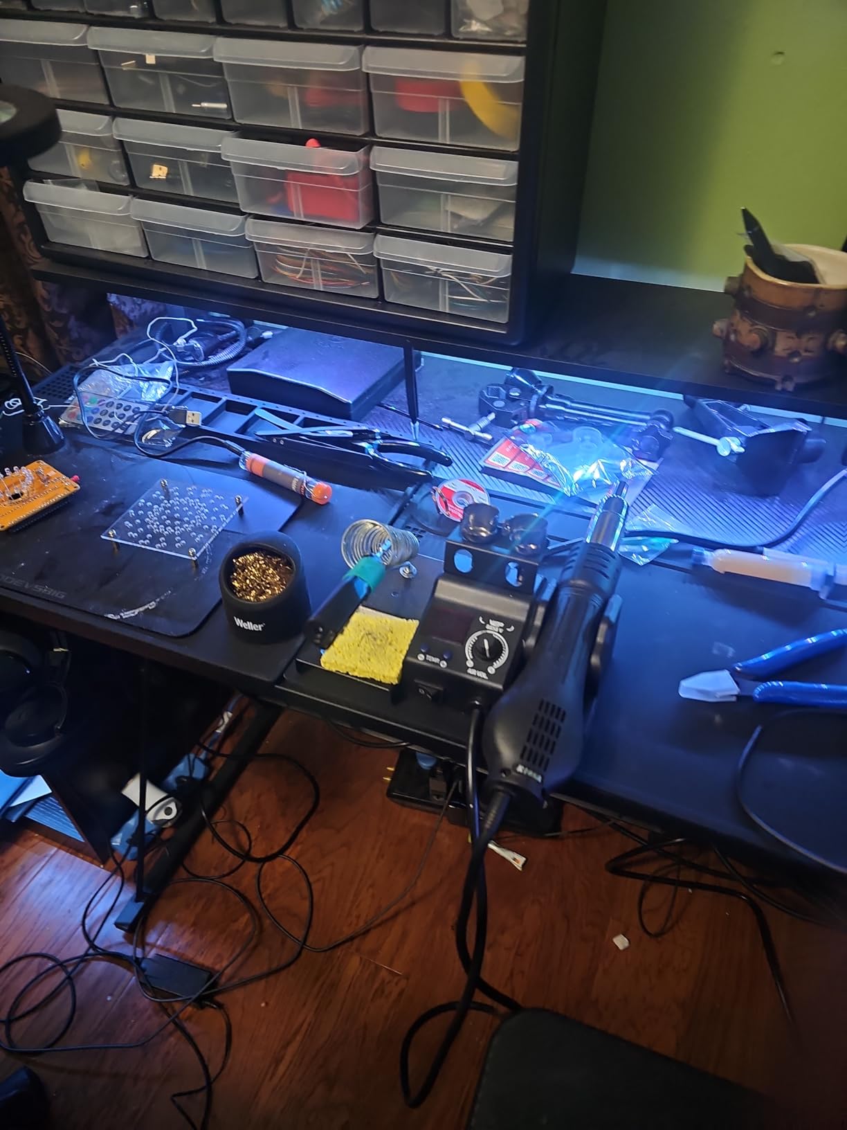 WEP 882D Soldering Iron Station 2-IN-1 SMD Hot Air Rework Station with 2 Spools of Solder Wire, 5 Soldering Tips, 3 Hot Air Nozzles, Brass Wool Tip Cleaner, Tweezers, Desoldering Pump customer photo 2