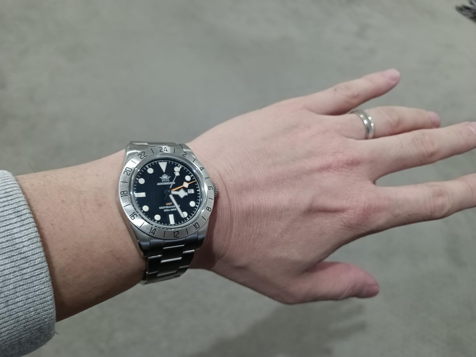 GMT Watches for Men Dive Water-Resistance 200 M Analog Mens Travel GMT Quartz Watch customer photo 1