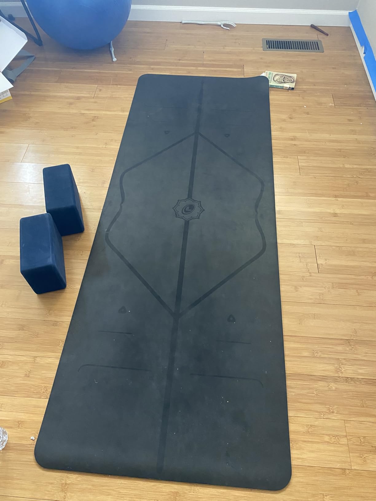 Liforme Original Yoga Mat - Patented Alignment System, Warrior-like Grip, Non-slip, Eco-friendly, sweat-resistant customer photo 2