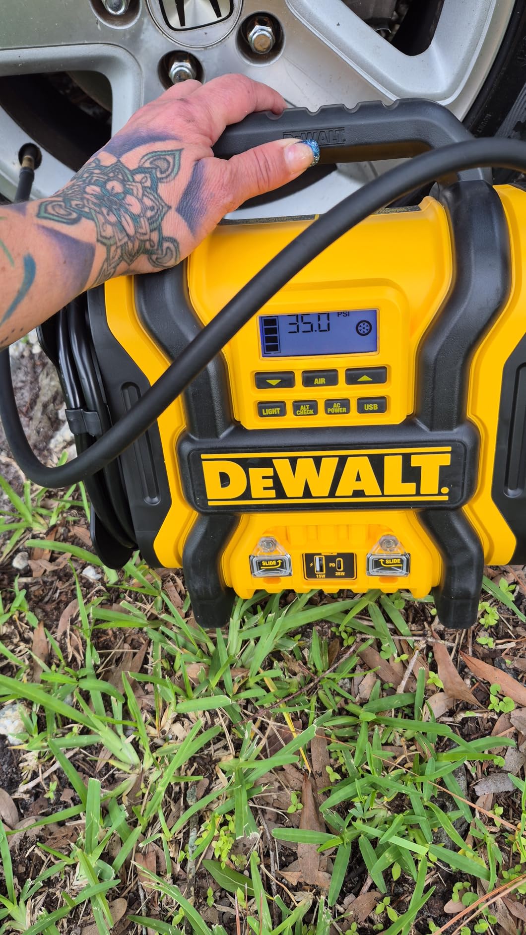 DEWALT DXAEPS14 2000 Peak Battery Amp 12V Automotive Battery Booster Jump Starter/Power Station with 120 PSI Compressor, 500W AC Power Inverter, and 15W USBa & 25W USB Ports customer photo 2