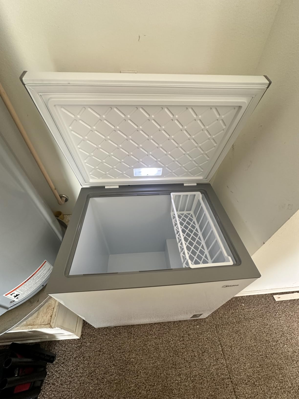 Midea MERC07C4BAWW Chest Freezer, 7.0 Cubic Feet Freezer With Removable Basket, Interior LED Light, Adjustable Temperature, For Kitchen Apartment Office, White customer photo 2
