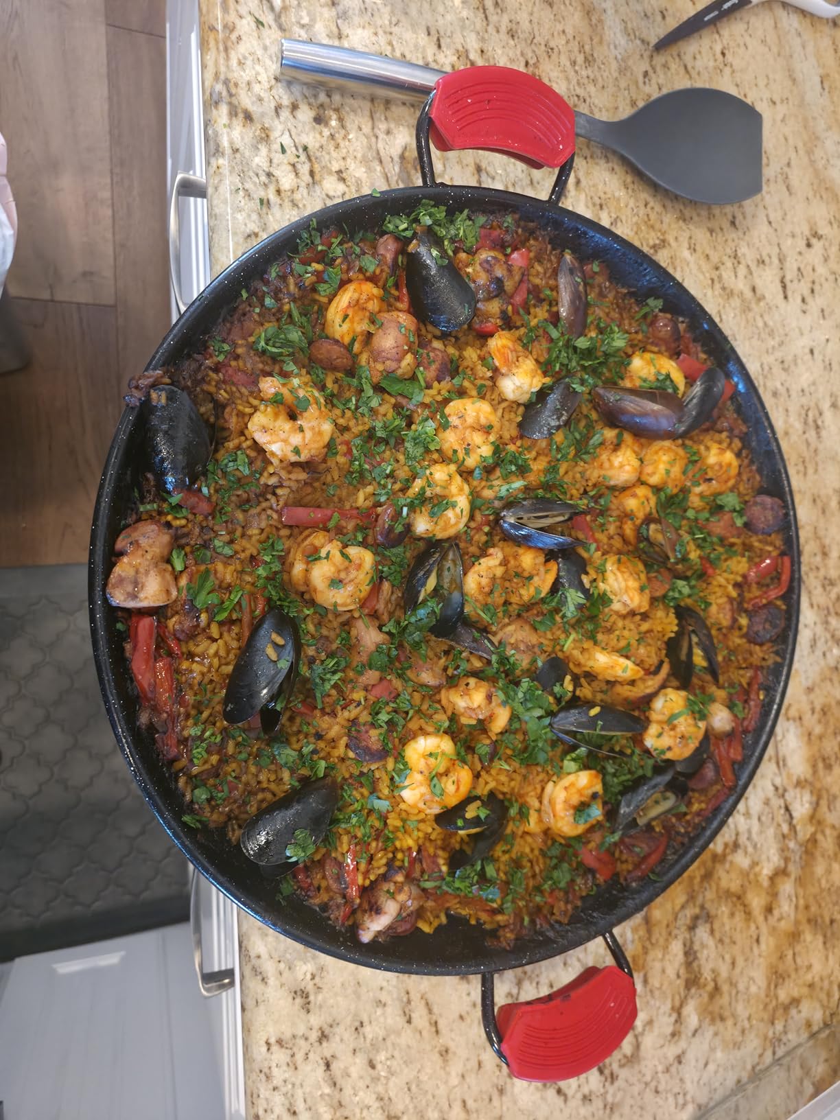 Paelluxe Paella Pan - Enamelled, No-Rust Steel Skillet - Easy-to-Clean Pan for Propane & Gas Burners - Indoor & Outdoor Cooking Cacerola Paellera Sarten - 13 Inch, for 6 Servings customer photo 1