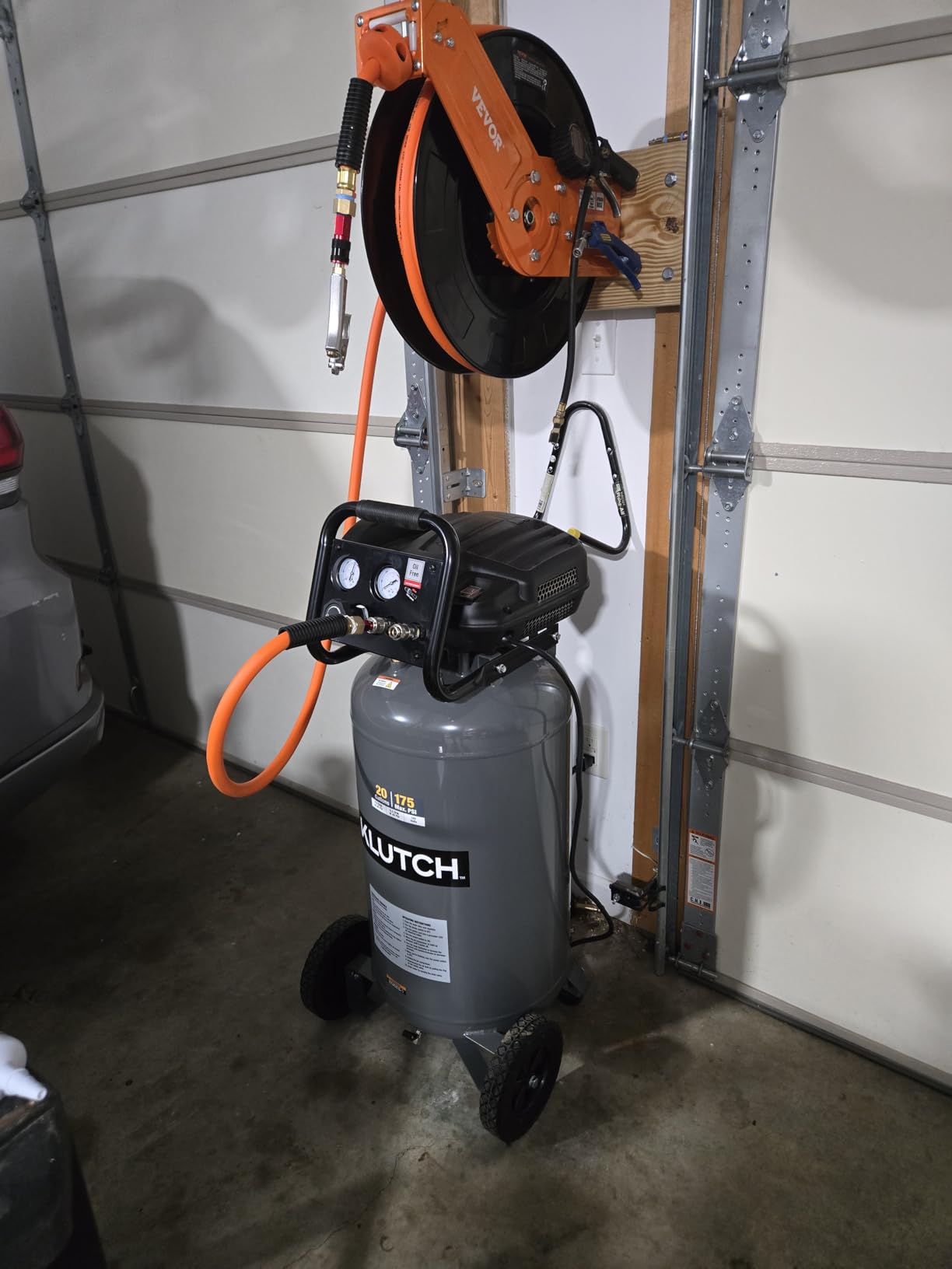 Klutch 60-Gallon Single-Stage Vertical Air Compressor, 3.7 HP, 230 Volts, Cast Iron Oil-Lubricated Pump customer photo 2