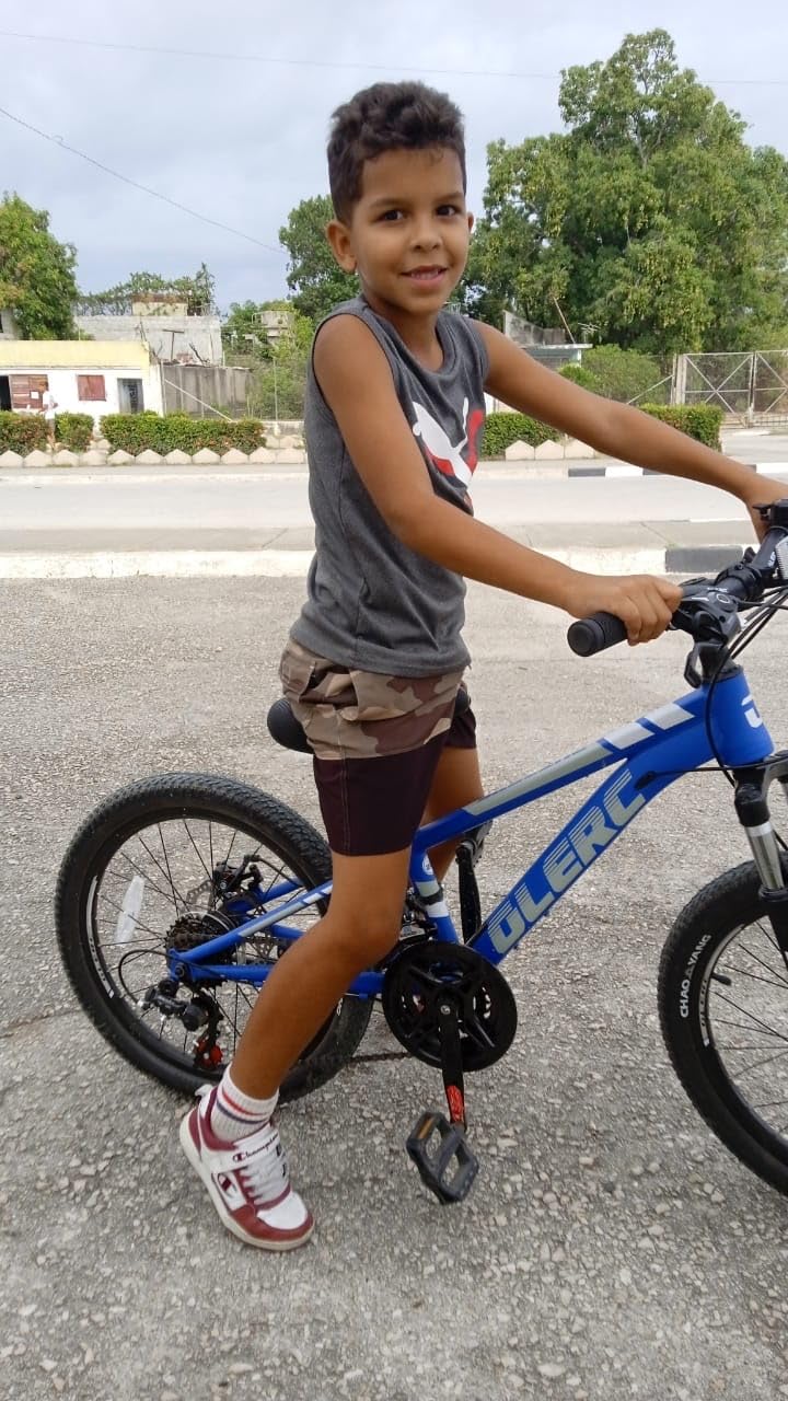 Glerc 20 24 26 Inch Kids Mountain Bike for Boys and Girls Ages 6+, 21-Speed Skyline Bicycle with Front Suspension and Disc Brakes customer photo 1