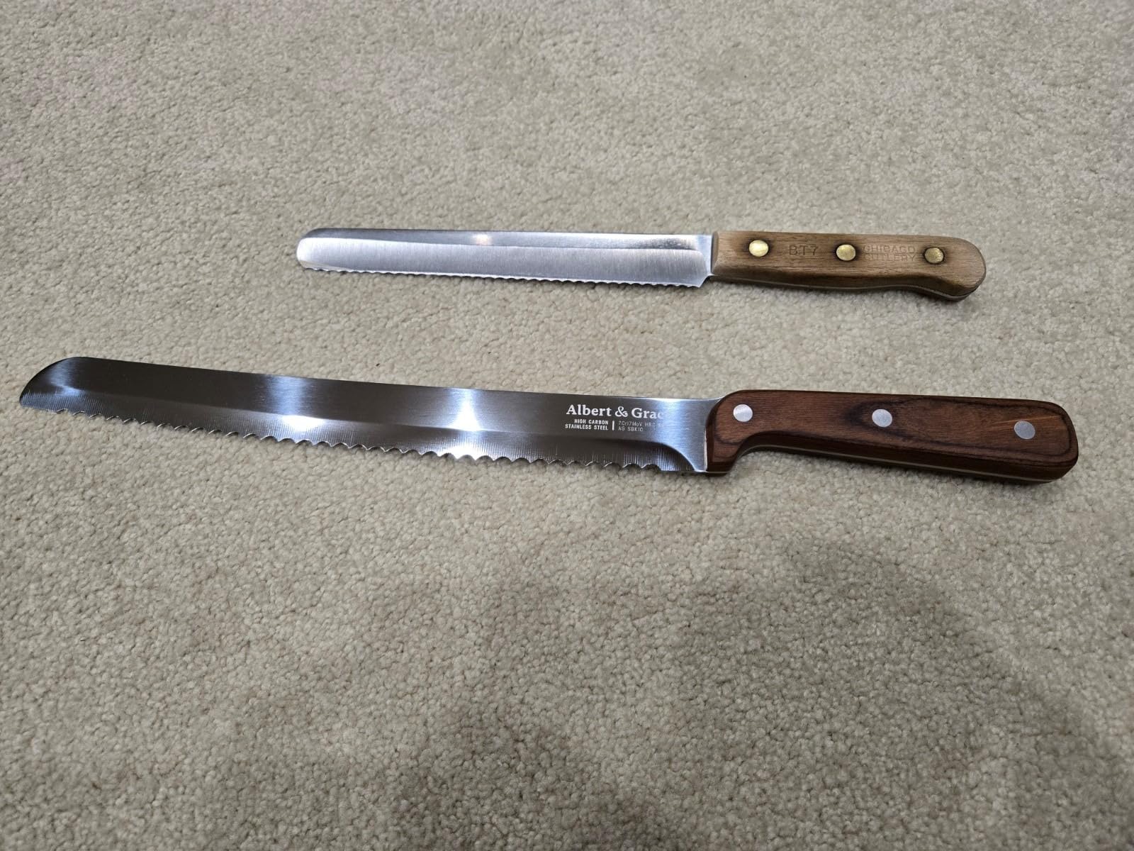 Albert&Grace 10.5-Inch Serrated Bread Knife with Full-Length Sheath - Ultra Sharp, Low-Crumb Slicing for Sourdough, Homemade Bread & Bagels customer photo 2