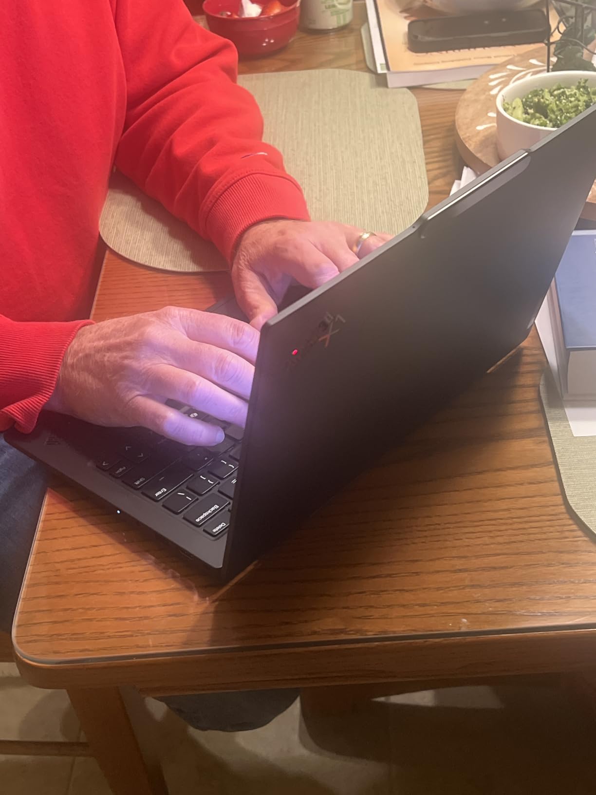 ThinkPad X1 Carbon Gen 13 Aura Edition, Intel Ultra 7 258V, 14 inch 2.8K OLED, 32GB DDR5, 2TB SSD, Win 11 Pro customer photo 1