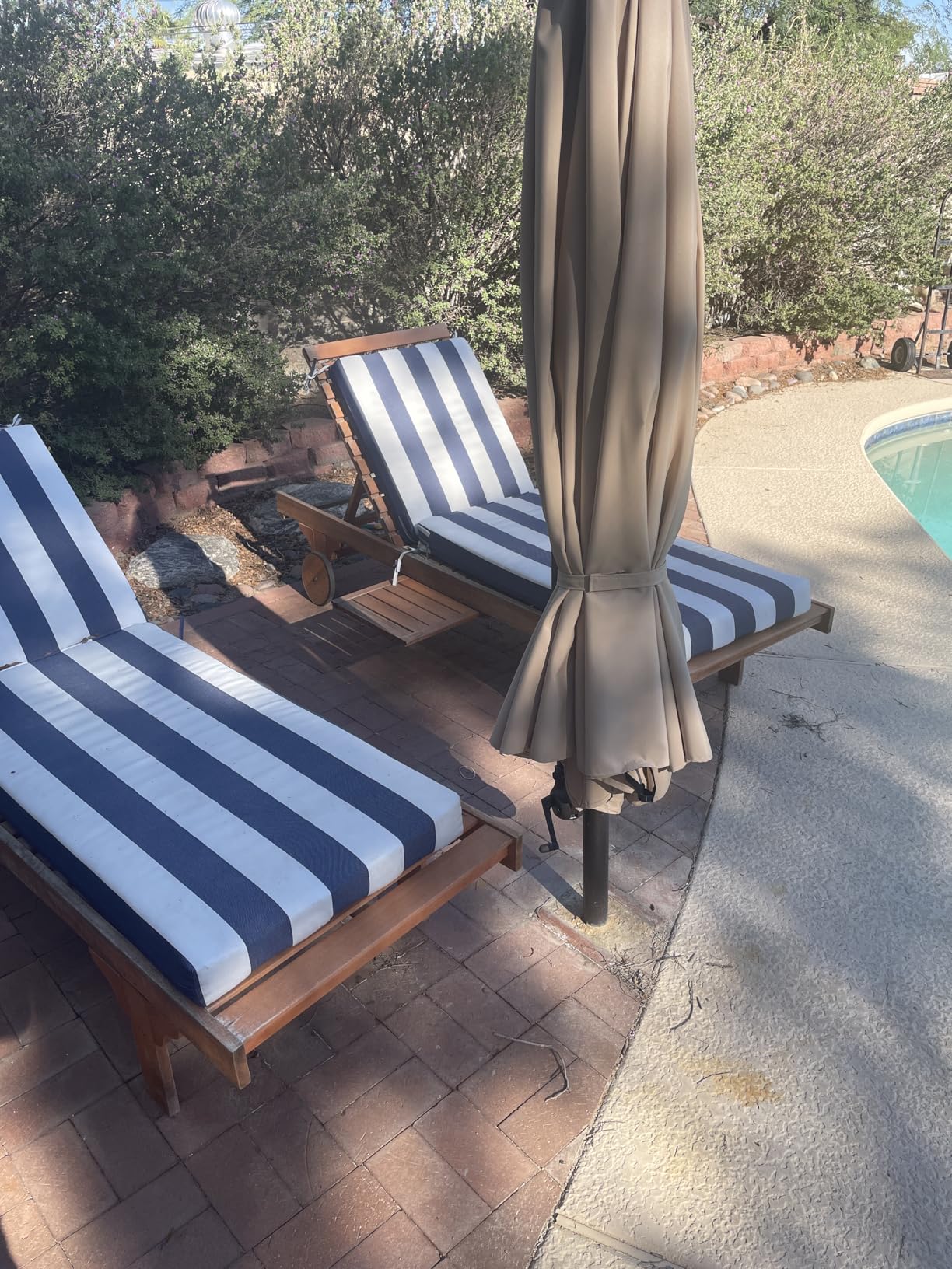 HOMSHADE 10ft Cantilever Patio Umbrella with Base Included, 30 MPH Wind-Resistant Offset Outdoor Hanging Umbrella with 45 Degree Infinite Tilt and Smooth Crank, 260gsm Solution-Dyed 8-Year Fade-Resistant Canopy for Backyard Pool Deck, Beige customer photo 2