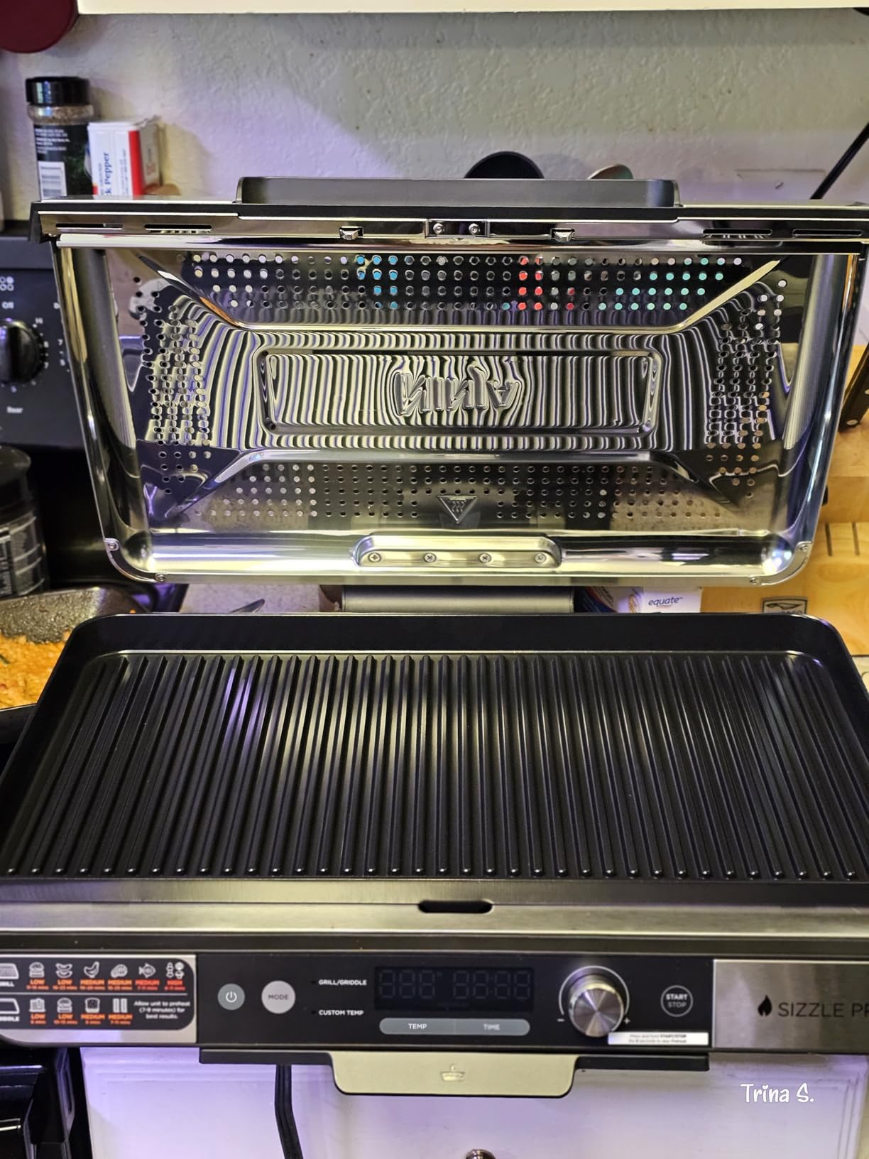 Ninja Sizzle Pro XL 20-Inch Indoor Griddle + Grill with Detachable Ventilated Lid customer photo 2