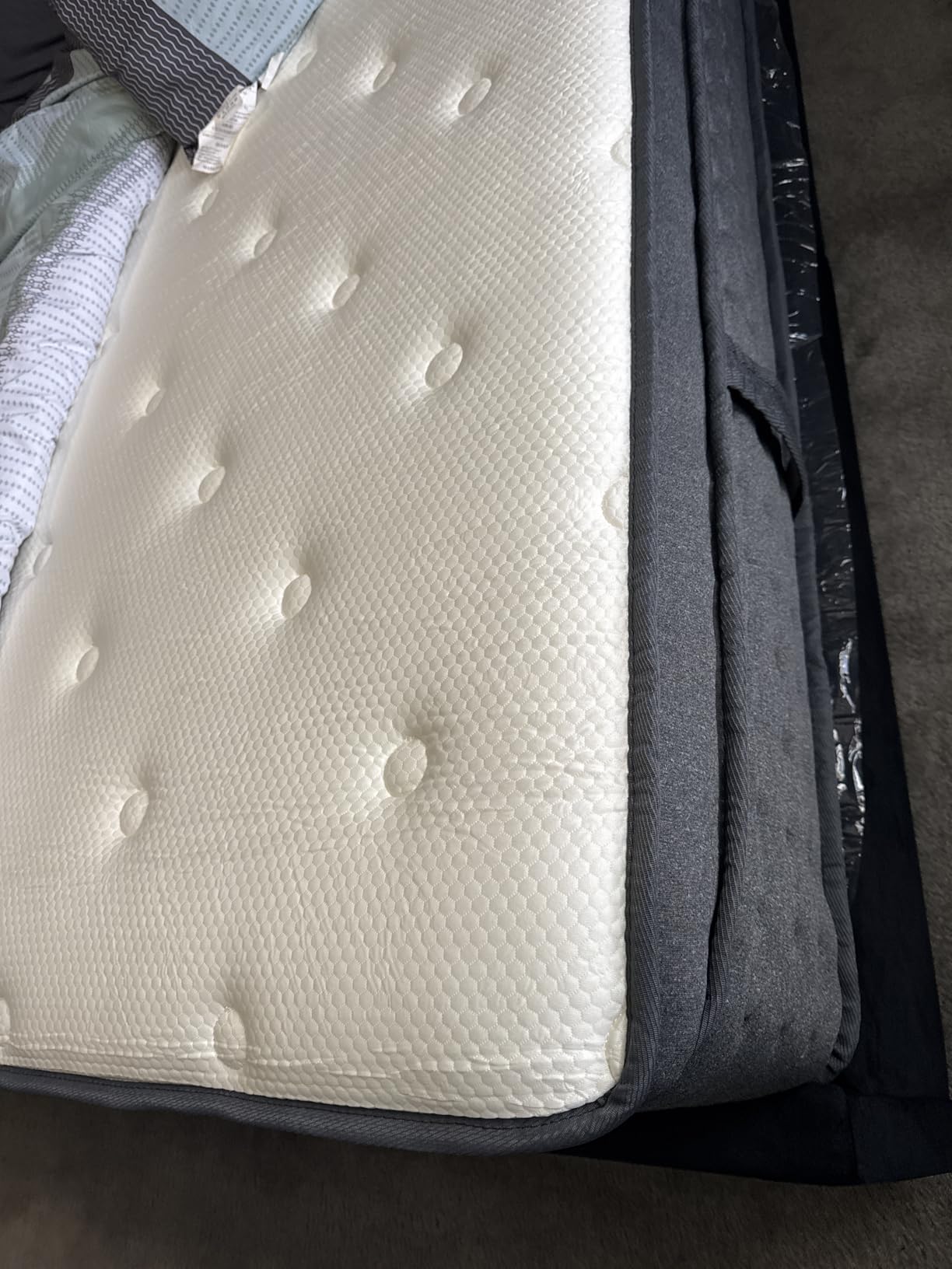 Queen Size Mattress, 12 Inch Queen Mattress in a Box, Cooling Matress with Memory Foam & Individual Pocket Springs for Pressure Relief & Spinal Alignment, Zoned Back Support & Motion Isolation customer photo 2
