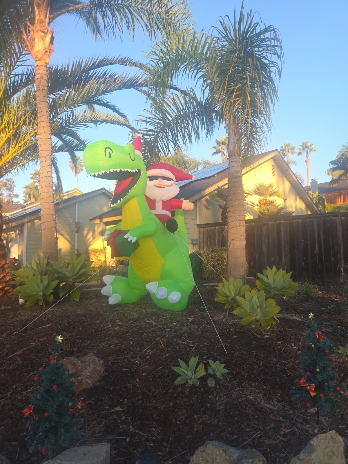 ININ 8FT Christmas Inflatables Santa Claus Riding Dinosaur Decorations Outdoor,Christmas Blow Up Santa Claus Yard Decorations Built-in LED Lights,Holiday Party Decor,for Yard/Lawn/Garden. customer photo 1