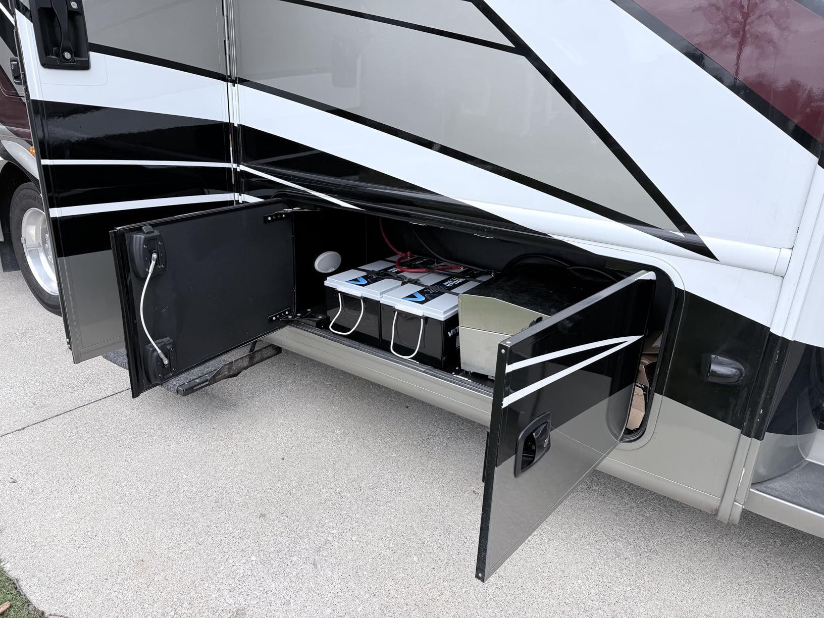 12.8V 300Ah Self-Heating LiFePO4 Lithium Battery with APP Monitoring, Built-in 200A BMS, Rechargeable 3840Wh Energy Battery for Trolling Motor, RV, Marine, Solar, Camping, Backup Power, Off-Grid, etc. customer photo 2
