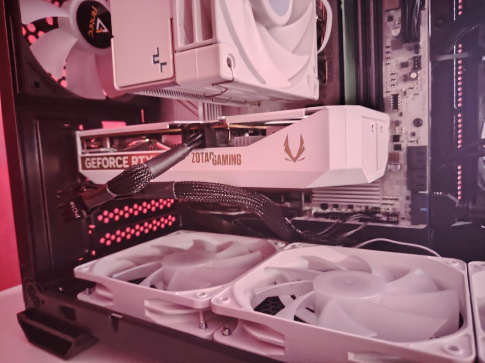 ZOTAC GeForce RTX 5060 Twin Edge OC White Edition Graphics Card, NVIDIA, 8GB GDDR7, DLSS 4, 3x DisplayPort 2.1b & HDMI 2.1b, PCIE 5.0 (ZT-B50600Q-10M) customer photo 2