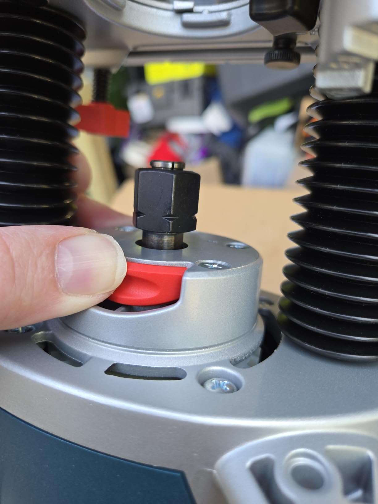 BOSCH GOF13-25 1-3/4 HP Mid-Size Plunge Router - 11,000 to 28,000 RPM, Ergonomic Design, With Detachable Parallel Guide customer photo 1