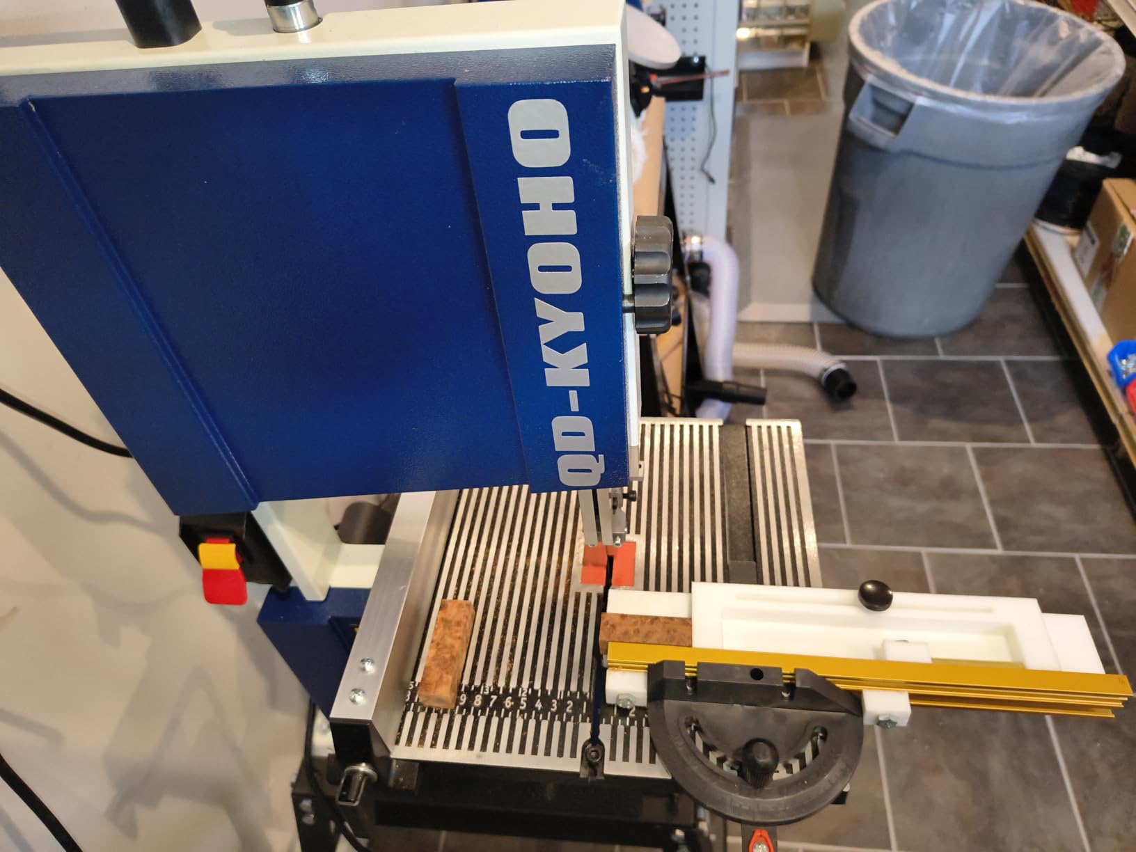 Band Saw, Portable 9-Inch Bandsaw for Woodworking, 2526 FPM Benchtop, 1/3 HP, 120 V 2.5-Amp Motor with Cast-Aluminum Worktable customer photo 2