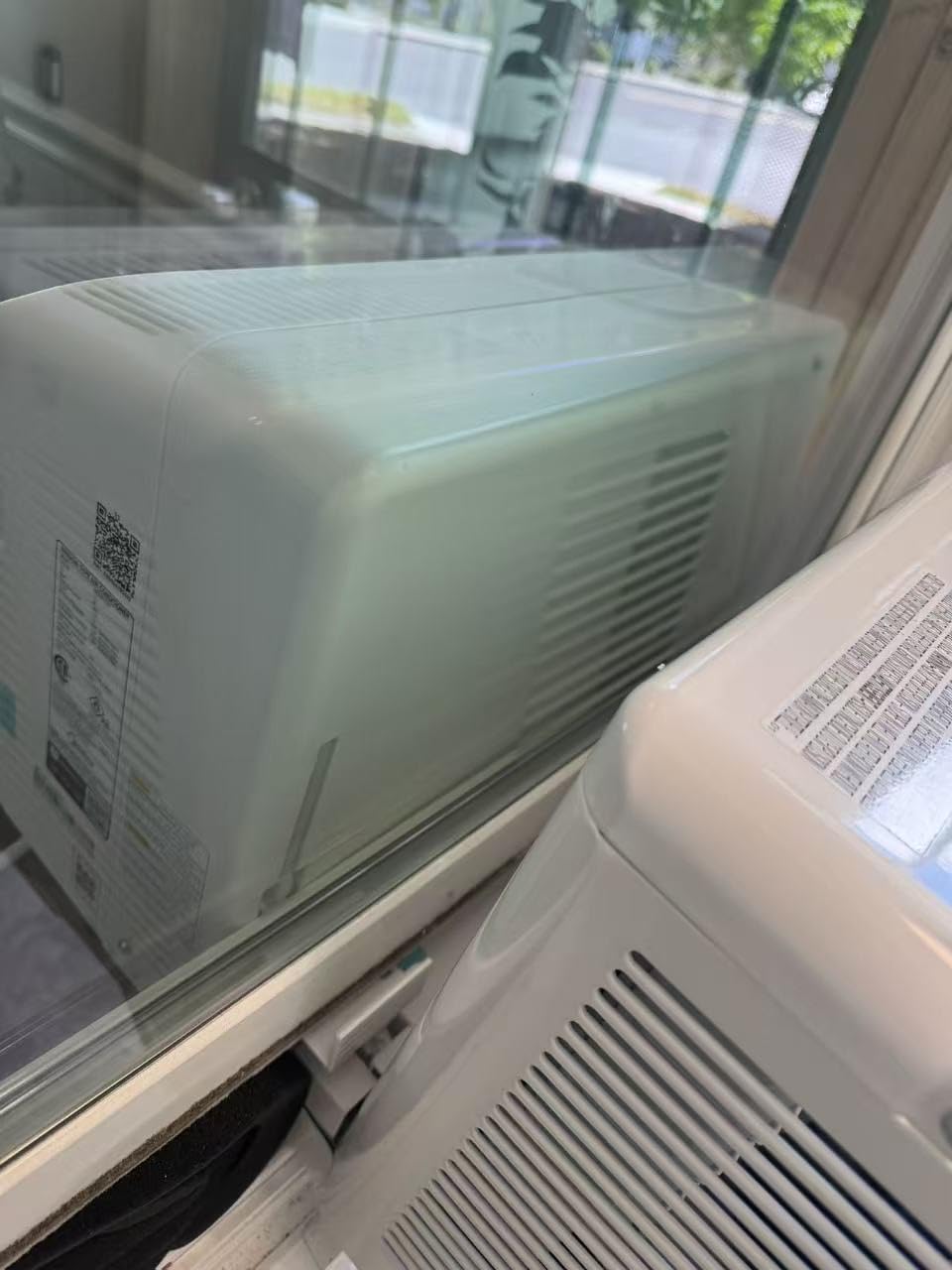 Midea 6,000 BTU U Shaped Smart Inverter Window Air Conditioner - Cools 250 Sq Ft, Ultra Quiet with Open Window Operation - Alexa/Google Assistant Compatible, 37% Energy Savings, Remote (2026 Edition) customer photo 1