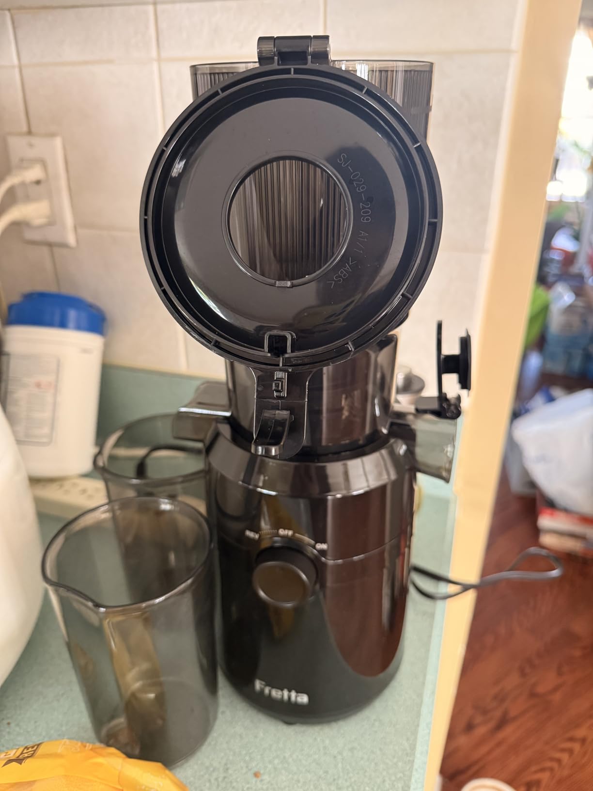 Juicer Machines, Fretta Compact Cold Press Juicer with PCTG Material from US, Fit Whole Fruits & Vegetables, BPA-Free, Easy to Clean (Pure Black, 1.0 L) customer photo 2