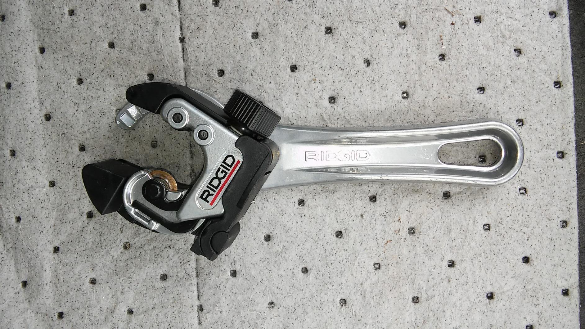 RIDGID 32573 Model 118 2-in-1 Close Quarters Tubing Cutter for 1/4