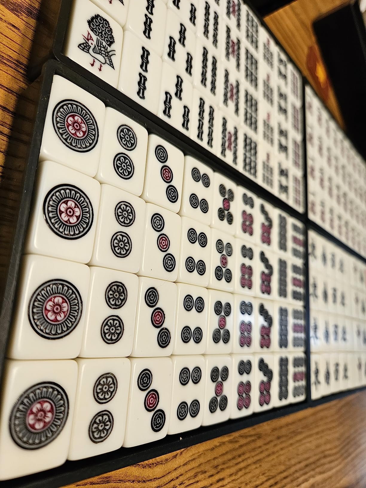 Yellow Mountain Imports Japanese Riichi Mahjong Set - White and Yellow Standard Size Tiles - with East Wind Tile and Black Vinyl Case customer photo 1