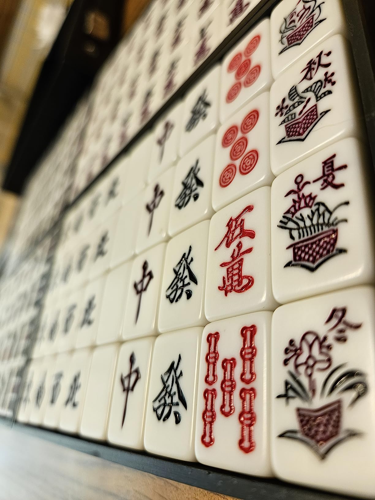 Yellow Mountain Imports Japanese Riichi Mahjong Set - White and Yellow Standard Size Tiles - with East Wind Tile and Black Vinyl Case customer photo 2