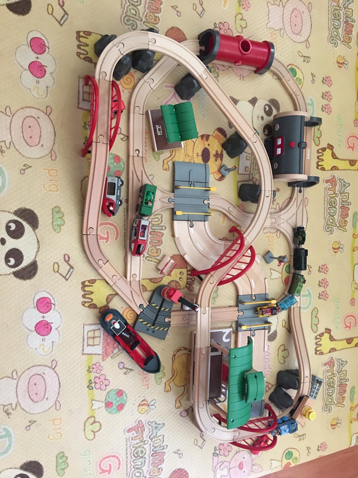 BRIO World Deluxe Railway Set - 87-Piece Wooden Train Set - Includes Passenger & Freight Trains, Stations, Accessories - Safe & Sustainable - MESH Accredited - Ages 3 & Up customer photo 2