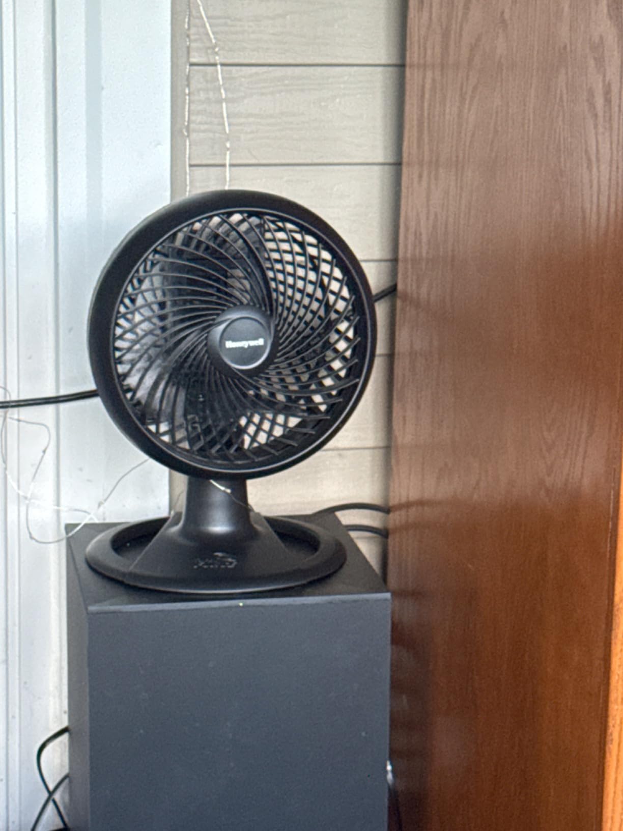 Honeywell Turbo Force Oscillating Table Fan with 3 Speeds, Air Circulator for Bedroom, Black, HT-906 customer photo 2
