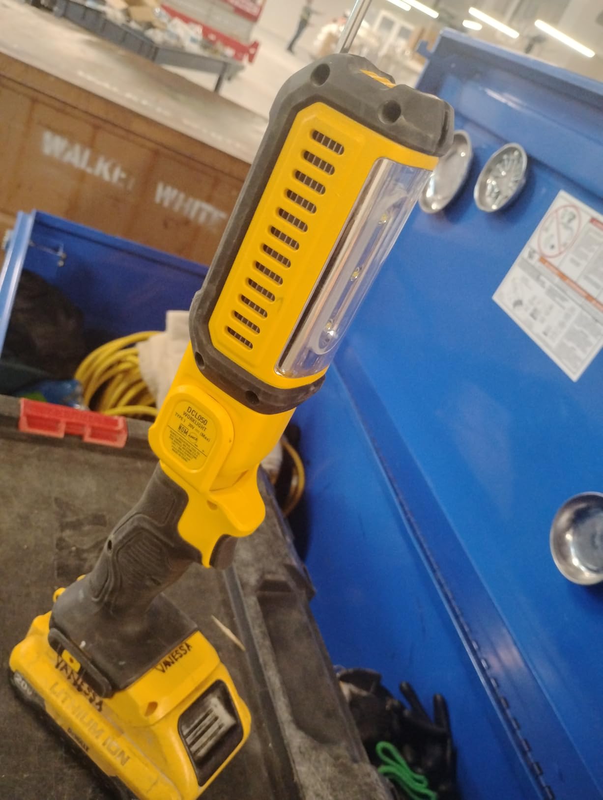 20V MAX LED Work Light, Rechargeable Flashlight, Pivoting Head, Bare Tool Only (DCL050) customer photo 1