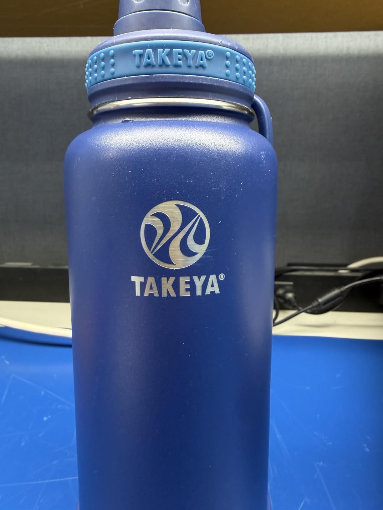 Takeya Actives Stainless Steel Water Bottle, Insulated Spout Lid, Keeps Drinks Cold 24 Hrs, Leakproof, Dishwasher Safe, 24 oz/Onyx customer photo 2