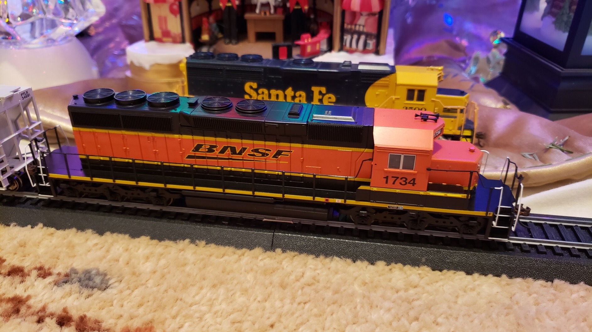 Athearn EMD SD40-2 DCC Equipped Diesel Locomotive BNSF #1734 (HERITAGE III) - HO Scale customer photo 1