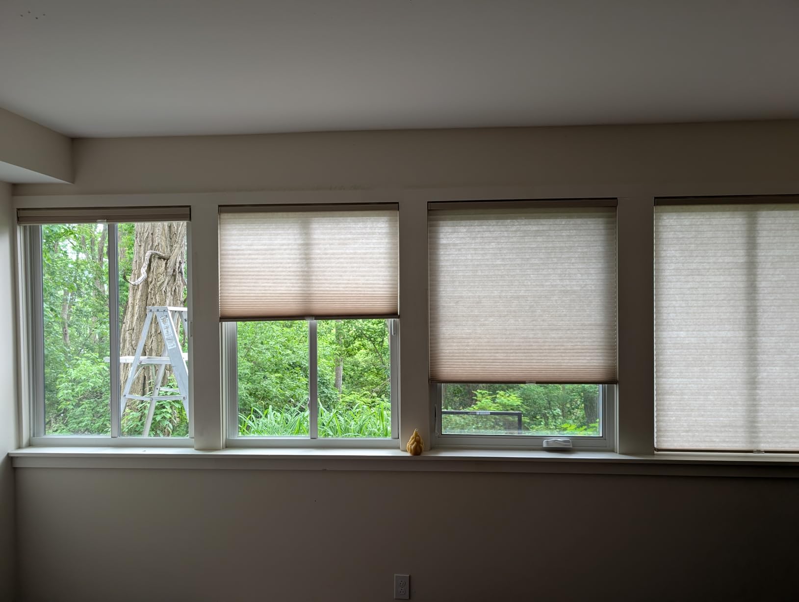 BlindsAvenue Cordless Cellular Honeycomb Shade, Light Filtering Blinds for Indoor Window, Thermal Insulation Shades for Home, Noise Reduction, Color: White, Size: 27