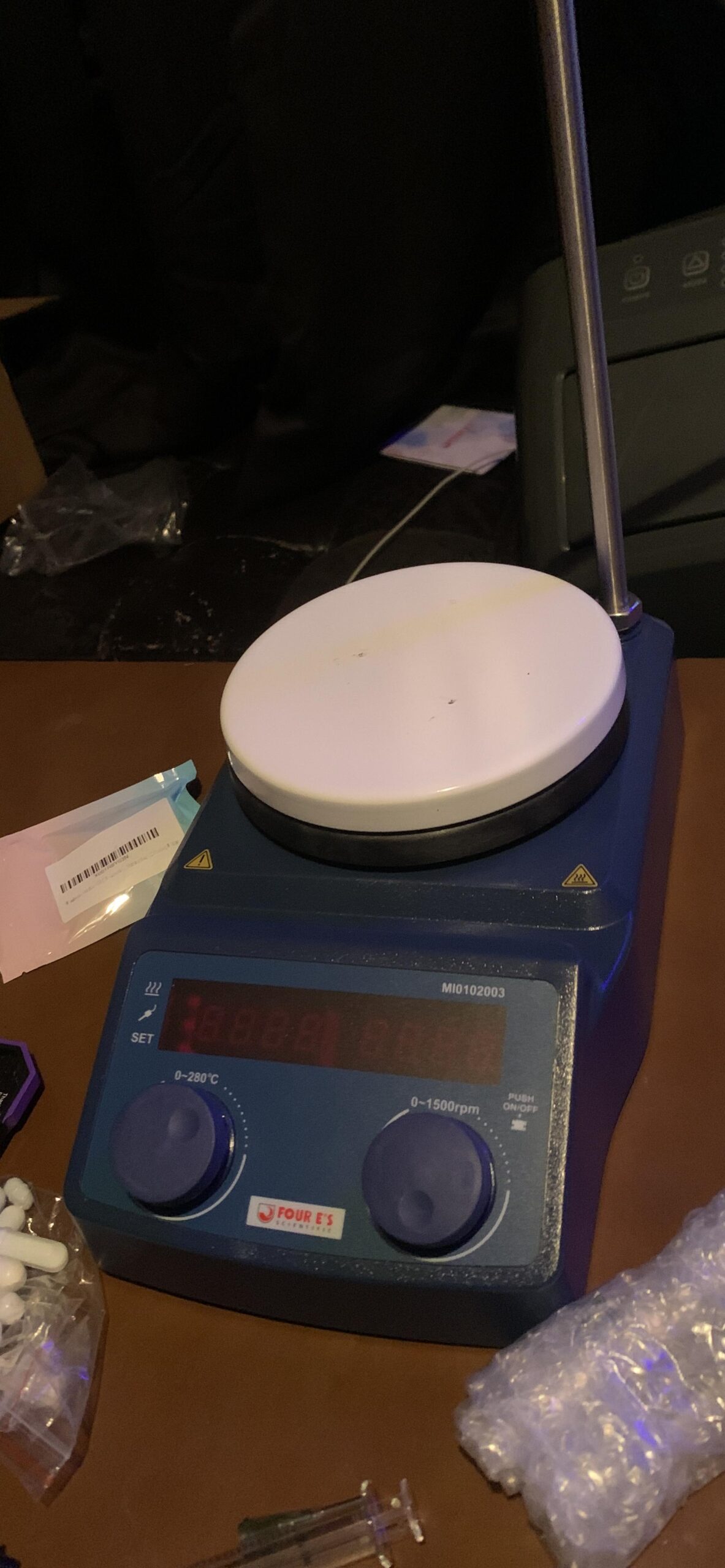 FOUR E'S SCIENTIFIC 5 inch Magnetic Stirrer Hot Plate with Temp Probe Holder Ceramic Coated Lab Stirrers 280C/ 536F 100-1500RPM Max 5L Stirring Capacity 110V 600W customer photo 1