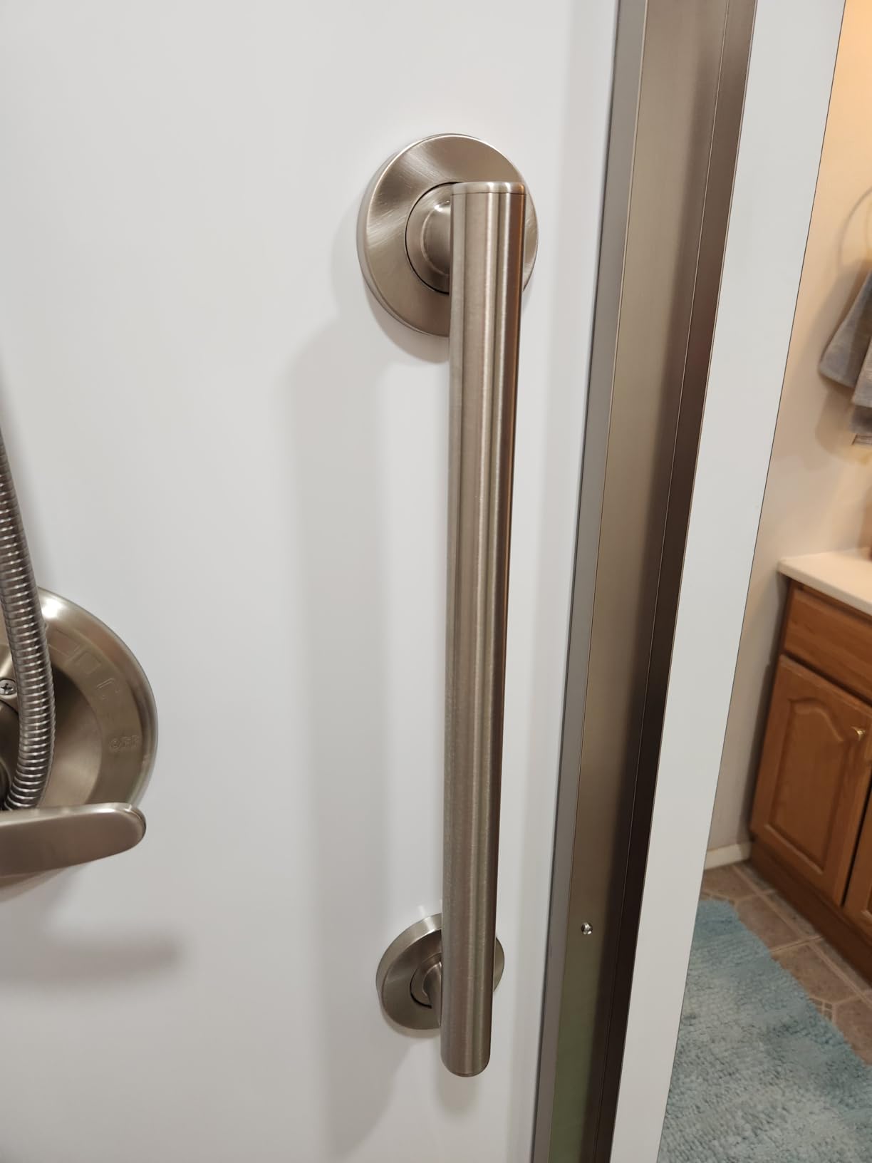 Delta Contemporary (1-Pack) 18' Shower Grab Bar ADA Compliant Matte Black 450 lb Capacity Bathroom Safety Handle for Shower, Bathtub | Wall Mounted Balance Assist, Handicap Grip 41818-BL customer photo 1