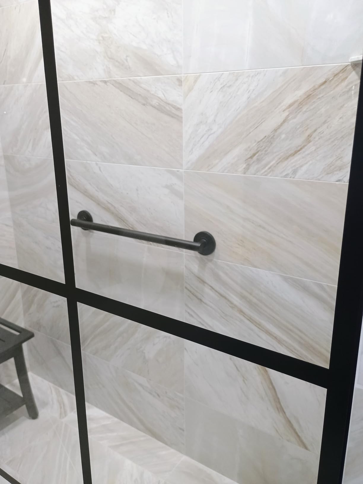 Delta Contemporary (1-Pack) 18' Shower Grab Bar ADA Compliant Matte Black 450 lb Capacity Bathroom Safety Handle for Shower, Bathtub | Wall Mounted Balance Assist, Handicap Grip 41818-BL customer photo 2